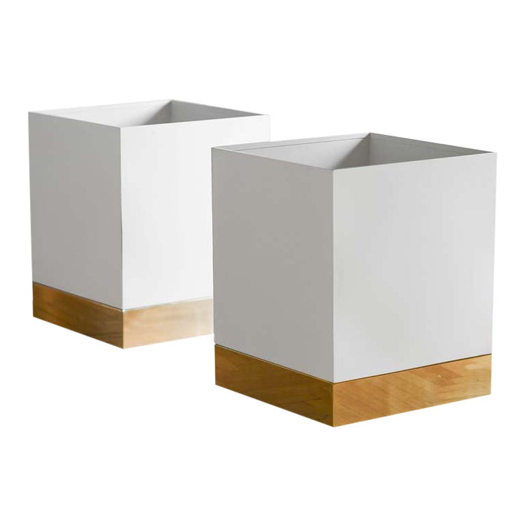 Portavasos de metal esmaltado blanco con detalles de latón y ruedas invisibles en venta