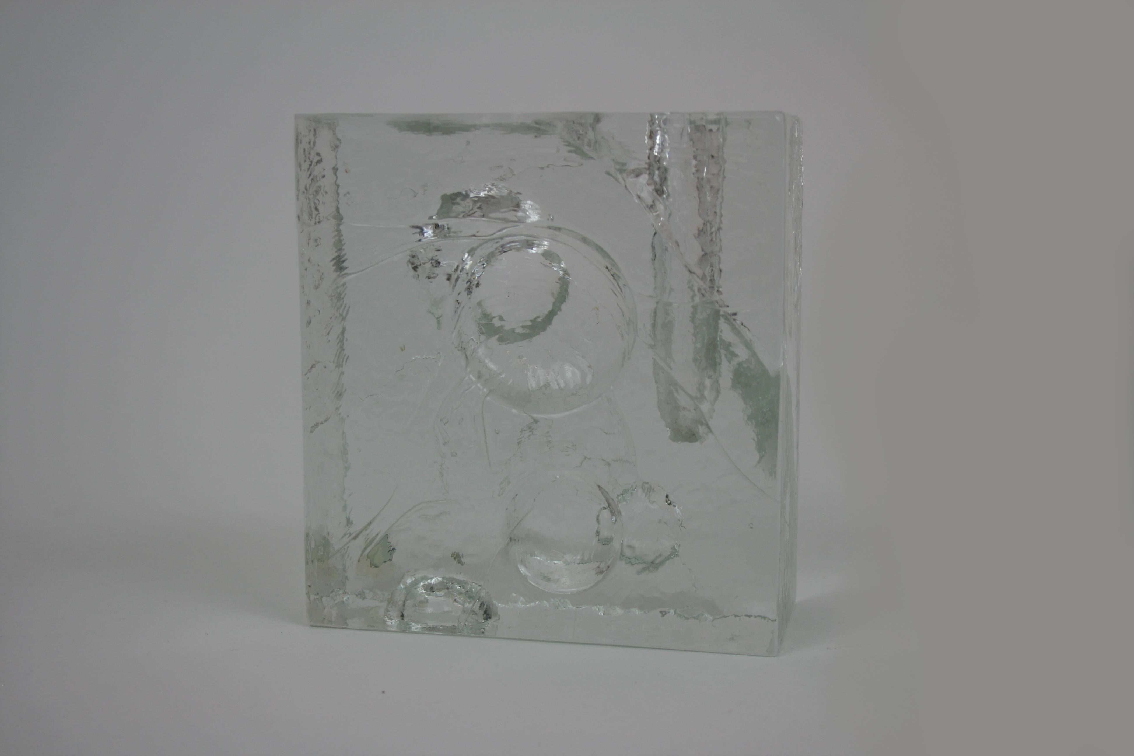 Skulpturale Vase aus Eisglas des schwedischen Herstellers Pukeberg, entworfen von Uno Westerberg. Dieses fröhliche und helle Objekt bietet einen authentischen und humorvollen Blick zurück in die Lebendigkeit der Designperiode der späten 1960er