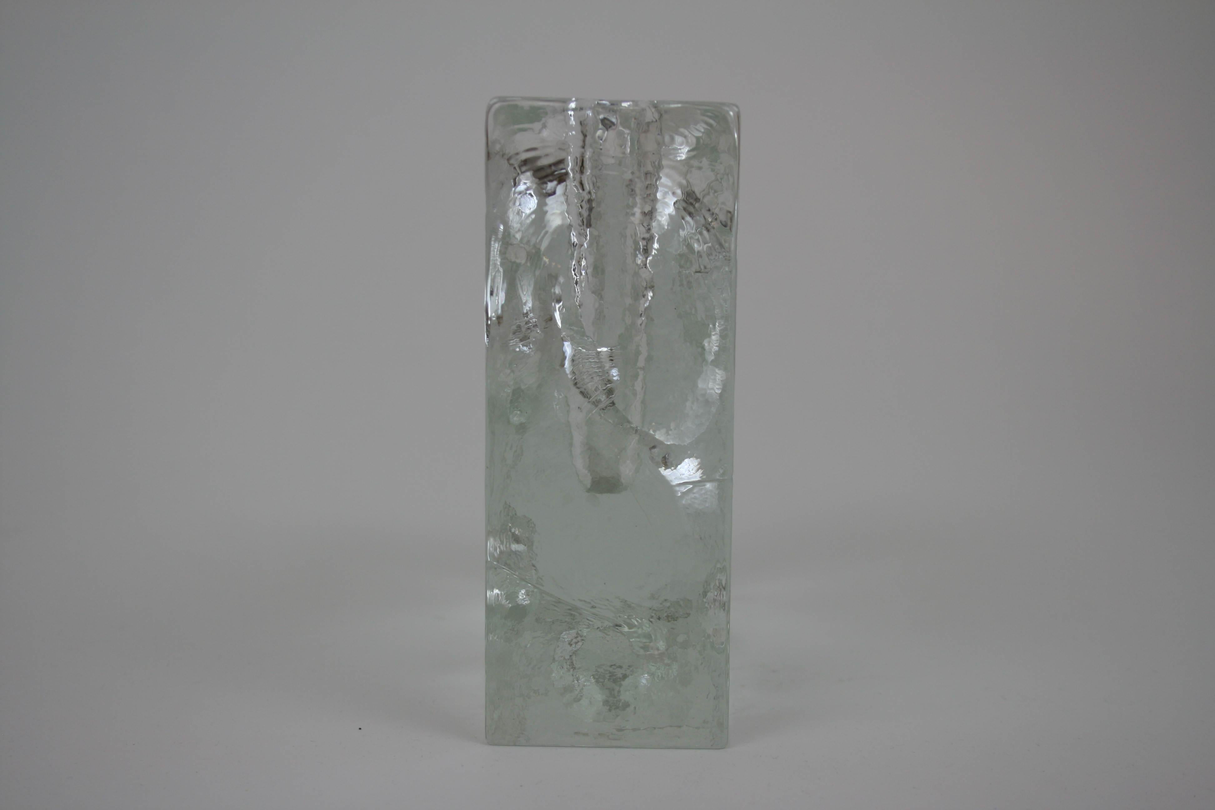 Vase aus Eisglas, Skulptur von Pukeberg (Moderne der Mitte des Jahrhunderts) im Angebot