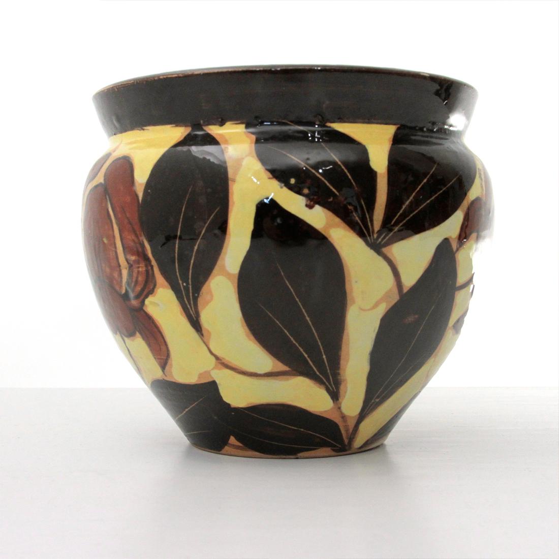 Vaso prodotto negli anni '20 ad Albisola.
Struttura in ceramica smaltata decorata con piante fiorite.
Alcuni graffi e segni dovuti al normale utilizzo nel tempo.

Dimensioni: Diametro 18 cm, altezza 15 cm.
