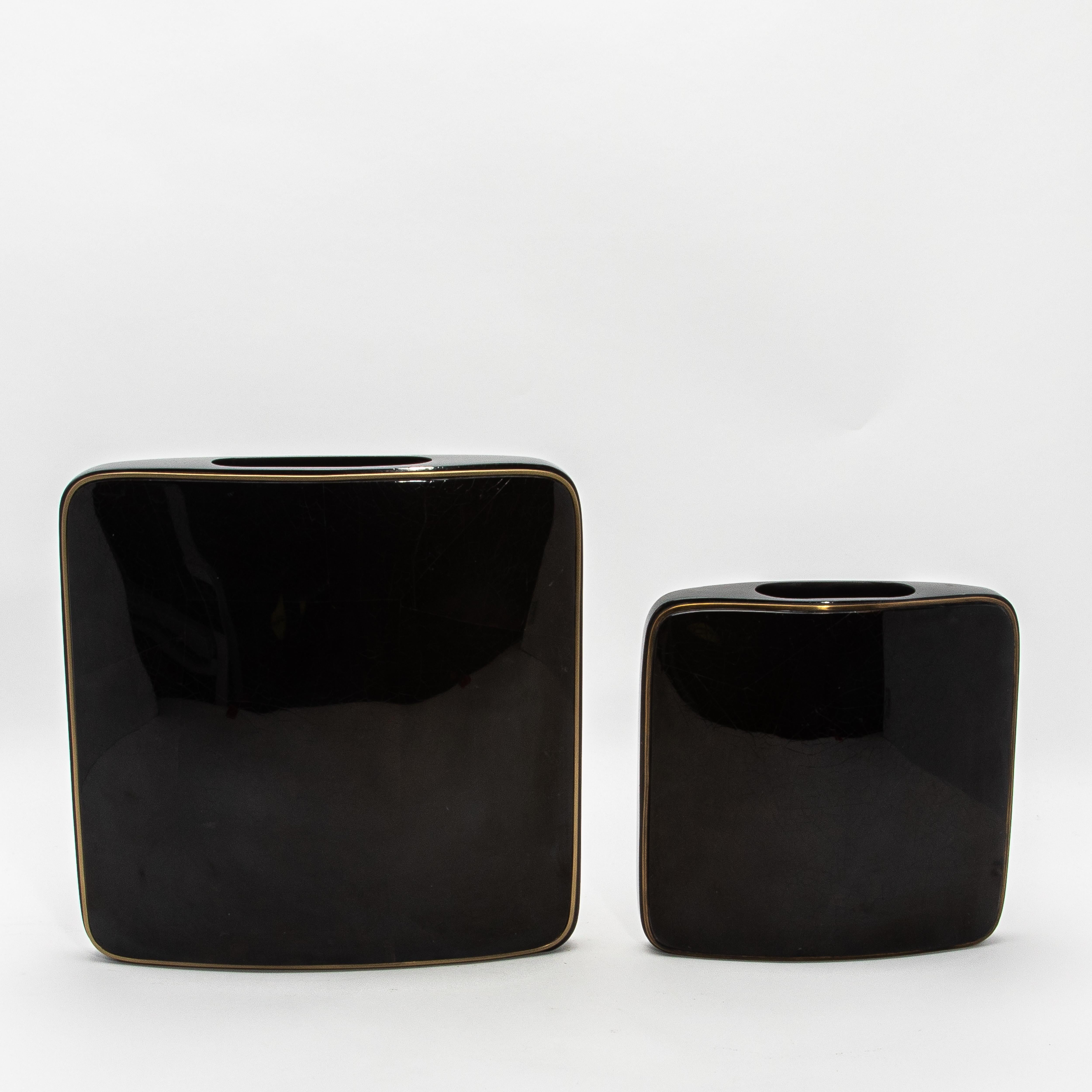 Jarrón de concha negra con detalles de latón de R & Y Augousti en venta 2