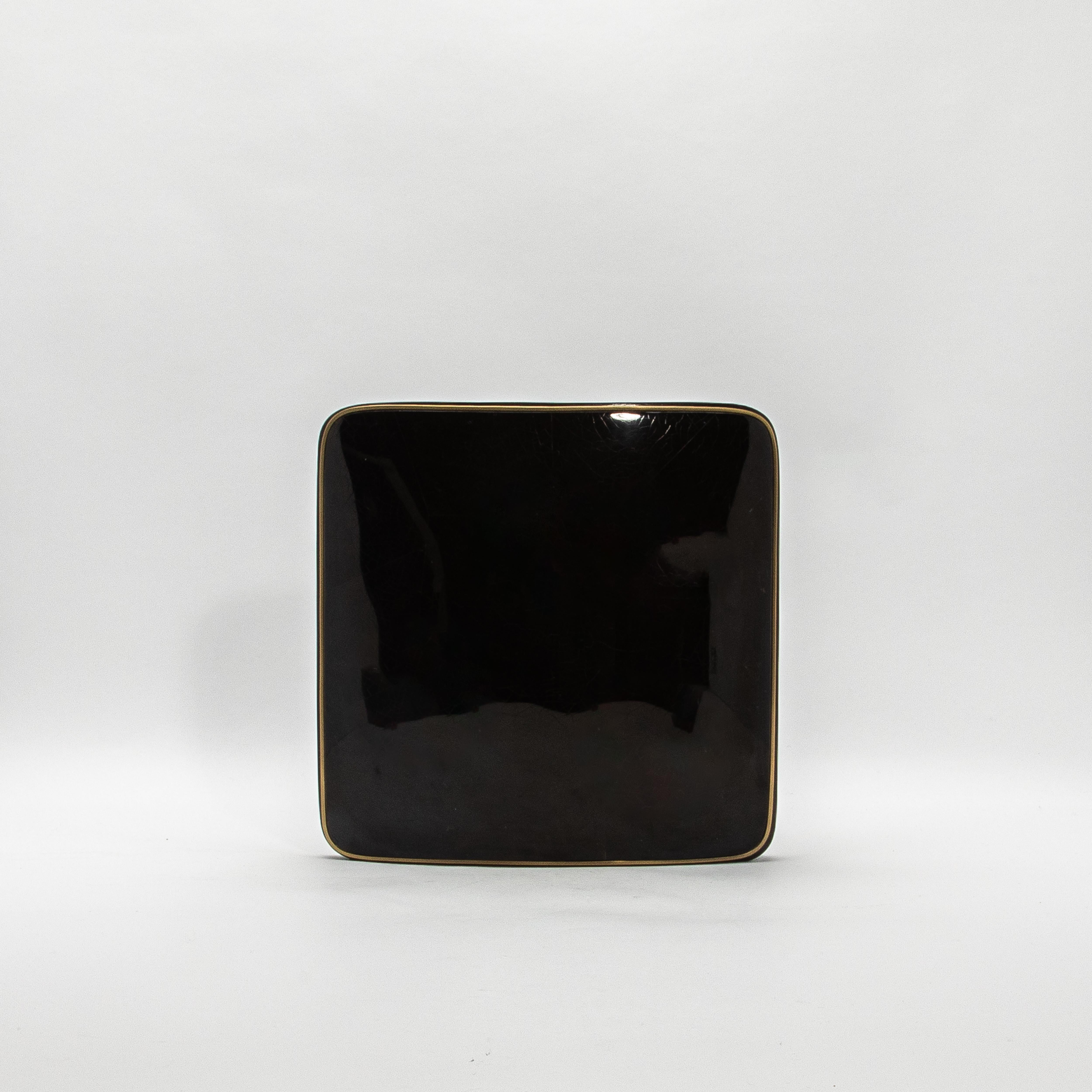Jarrón de concha negra con detalles de latón de R & Y Augousti Hecho a mano en venta