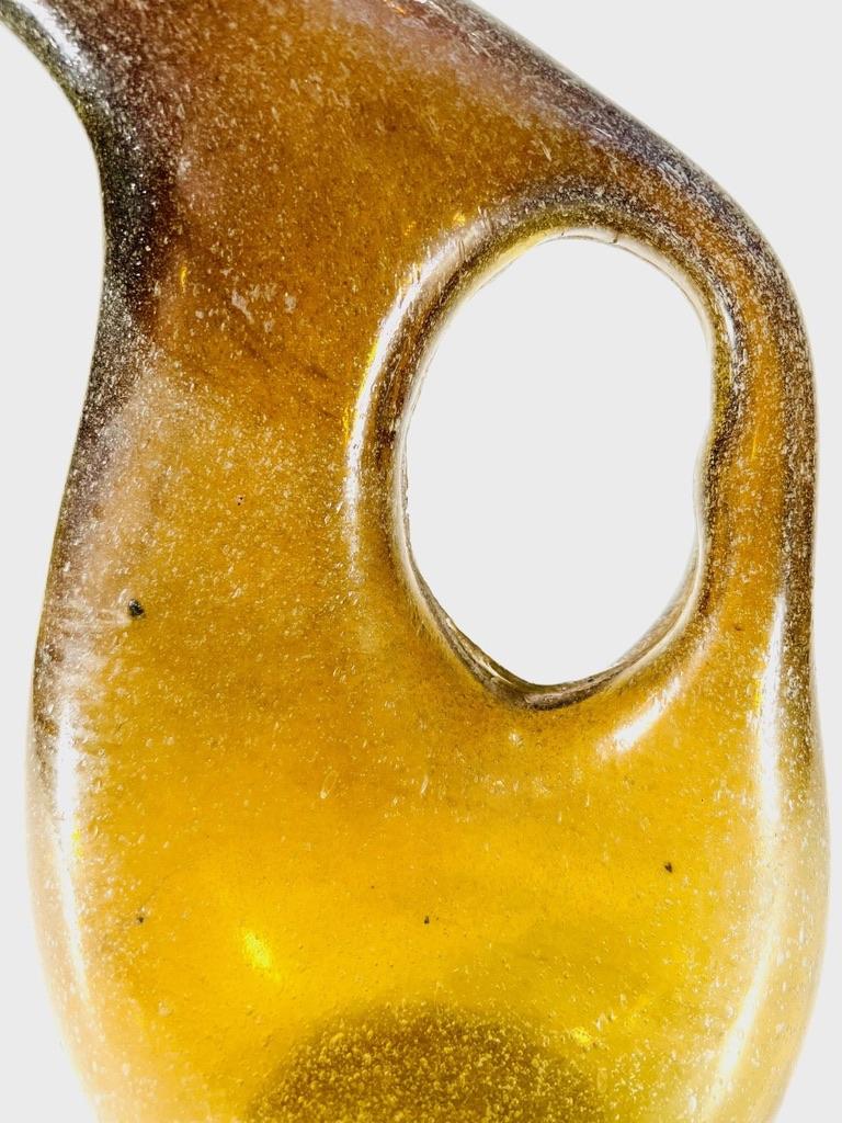 Vase in blown glass attributed to Fulvio Bianconi from Murano with hole in the center for a good grip.