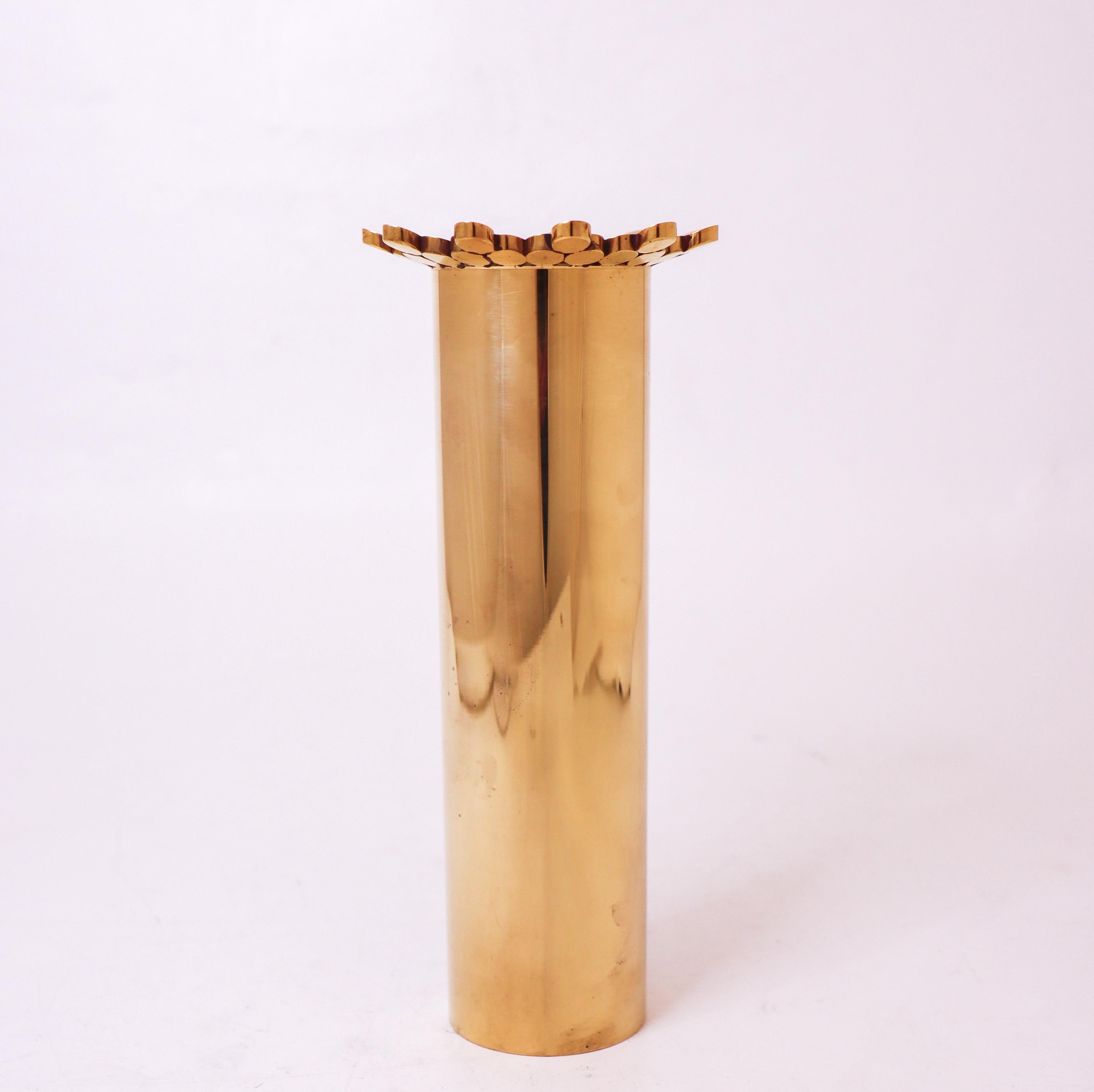 Un vaso in ottone di Pierre Forsell, progettato e prodotto a Skultuna nel 1983. Questo vaso, alto 23 cm e con un diametro di circa 6 cm, è in ottime condizioni. Contrassegnato come nelle foto. 

Pierre Forsell ha lavorato per diversi anni alla