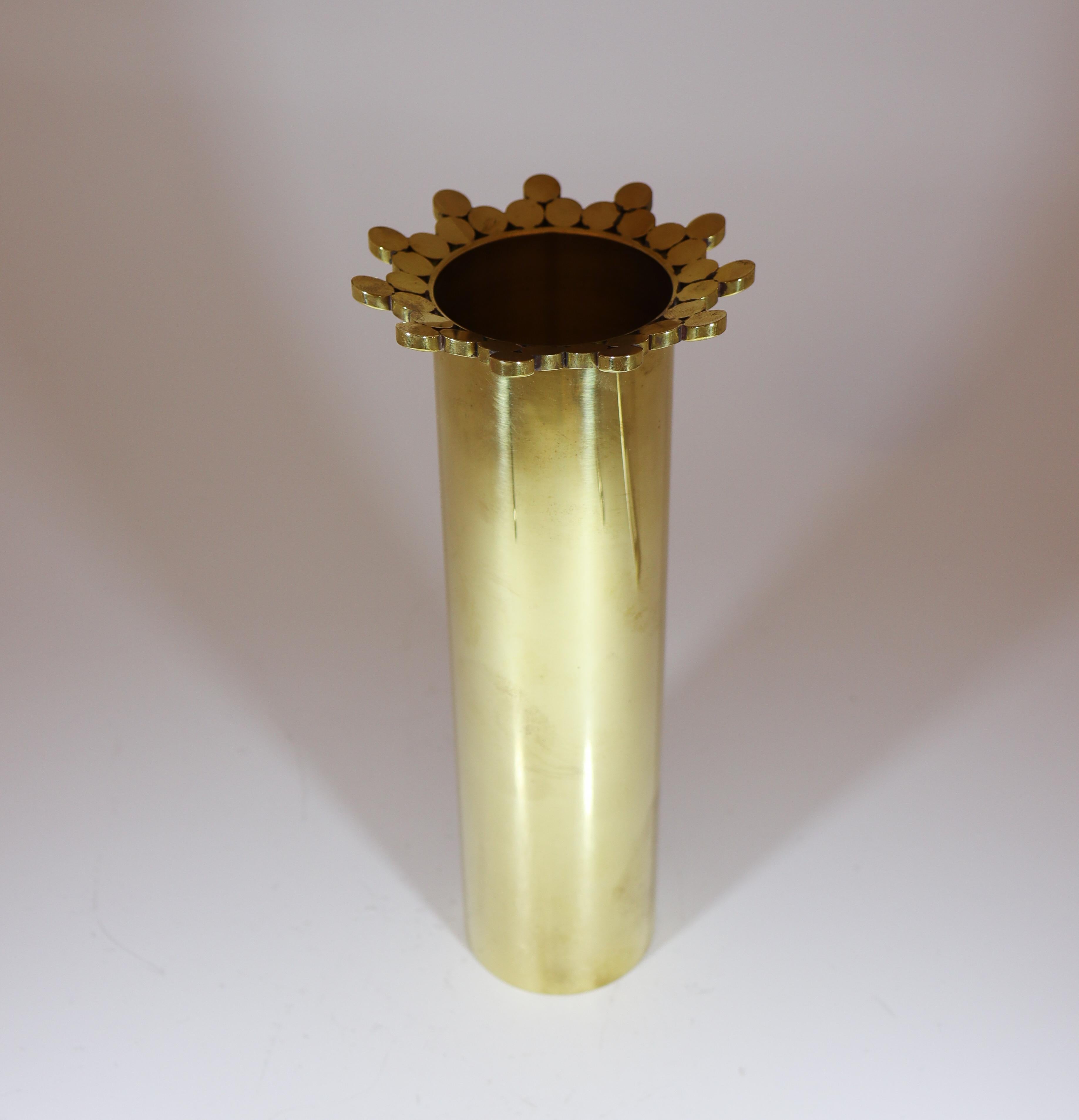 Jarrón de latón - Skultuna, Suecia - Pierre Forsell 1983 finales del siglo XX en venta