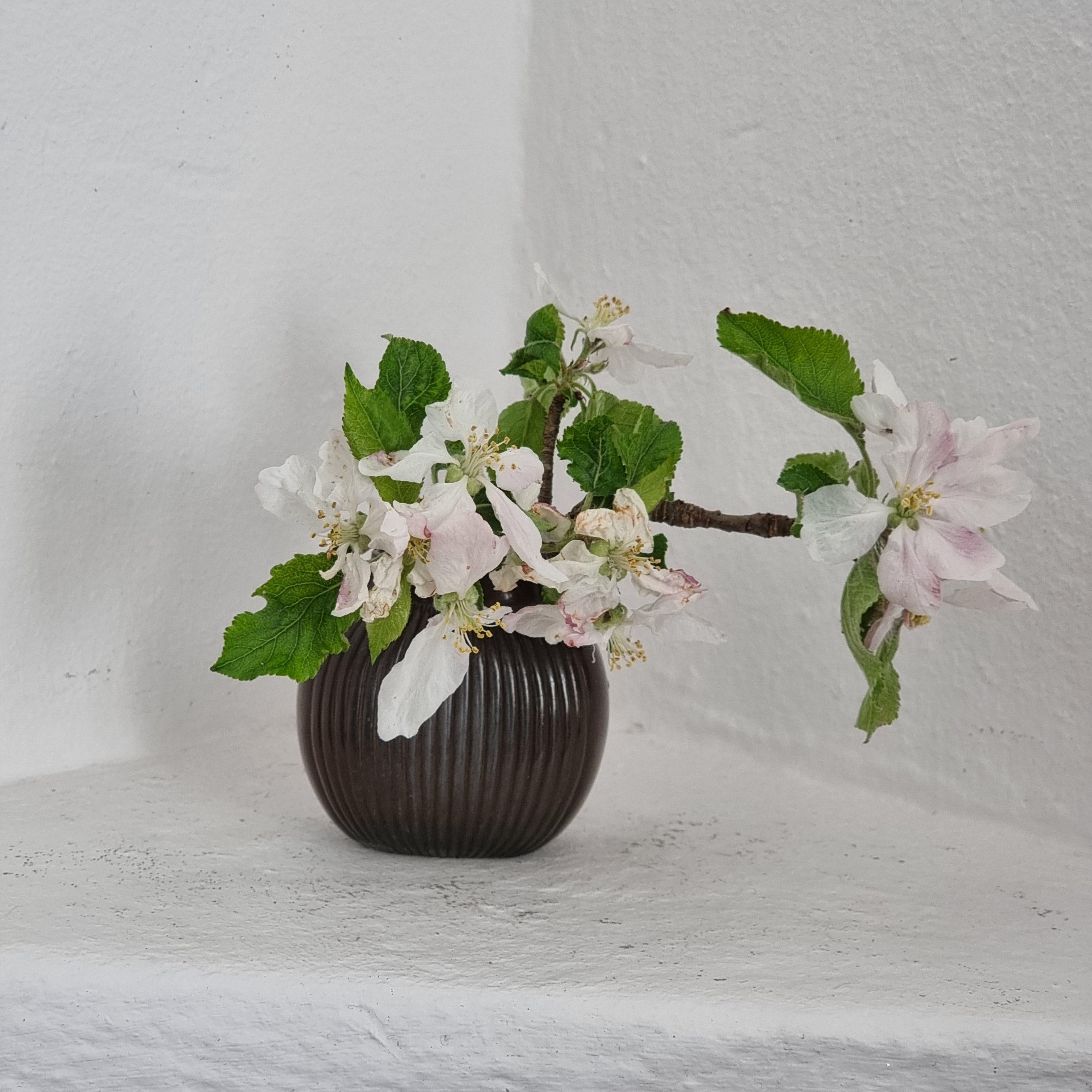 A small decorative bronze plated zinc vase by danish manufacturer Just Andersen. Stylized Art Deco pattern, 1920/30s.

Smaller signs of age and wear, two smaller scratches on one side. Nice patina.