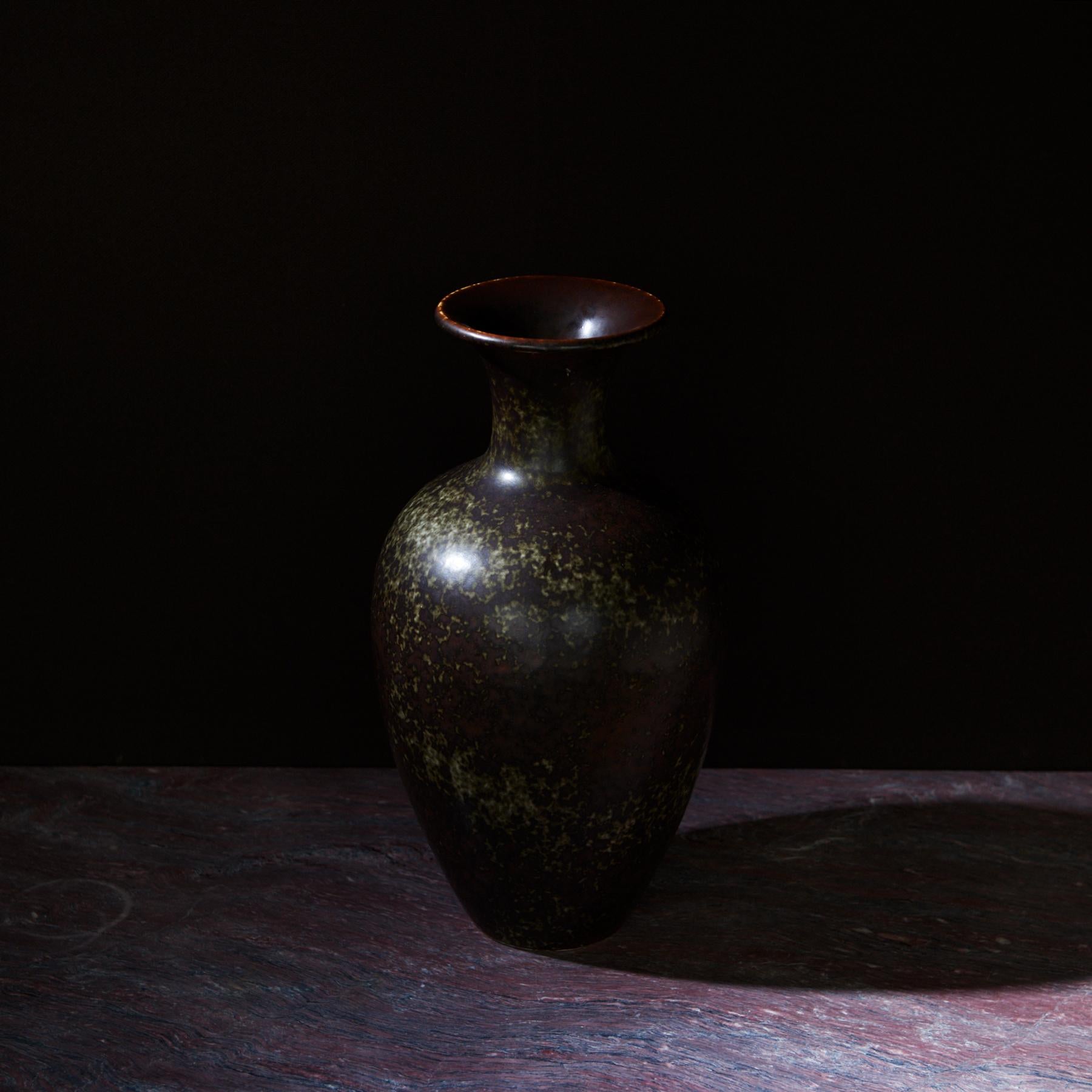 Vase in ceramic by Gunnar Nylund.

Stoneware from Rorstrand.

Additional information:
Material: Ceramic
Artist: Gunnar Nylund
Size: 44 H cm.
