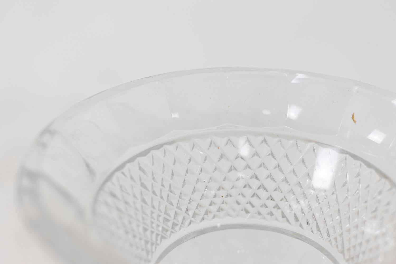 Vase in Medici-Form aus geschliffenem und ziseliertem Kristall, der Korpus mit Rautenmotiven verziert. Quadratischer Sockel mit strahlenförmigem Muster.

Französische Arbeiten aus dem zwanzigsten Jahrhundert.
