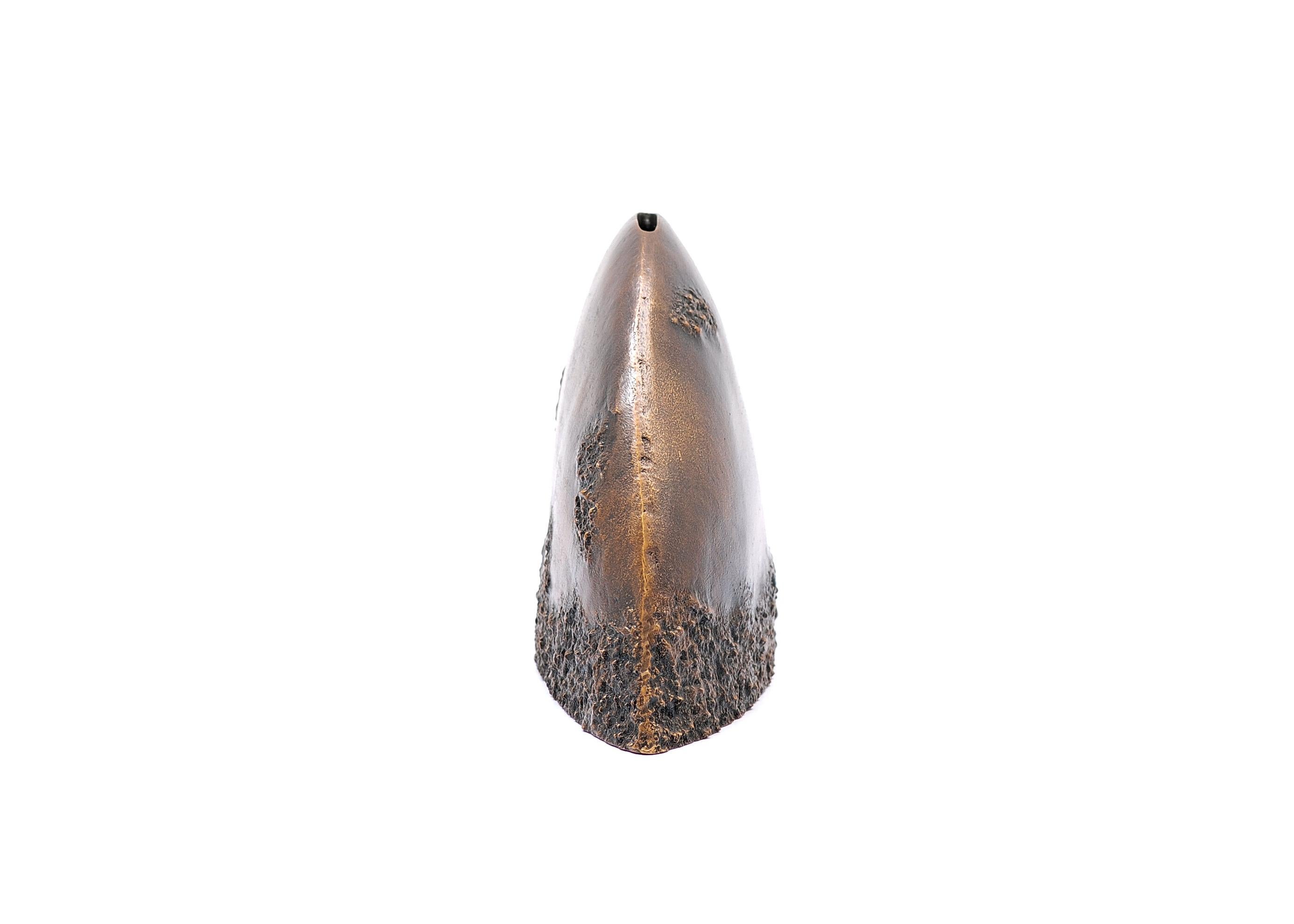 Vase in dark bronze by FAKASAKA Design
Dimensions: W 34 x D 8 x H 17.5 cm
Materials: Dark bronze.
 