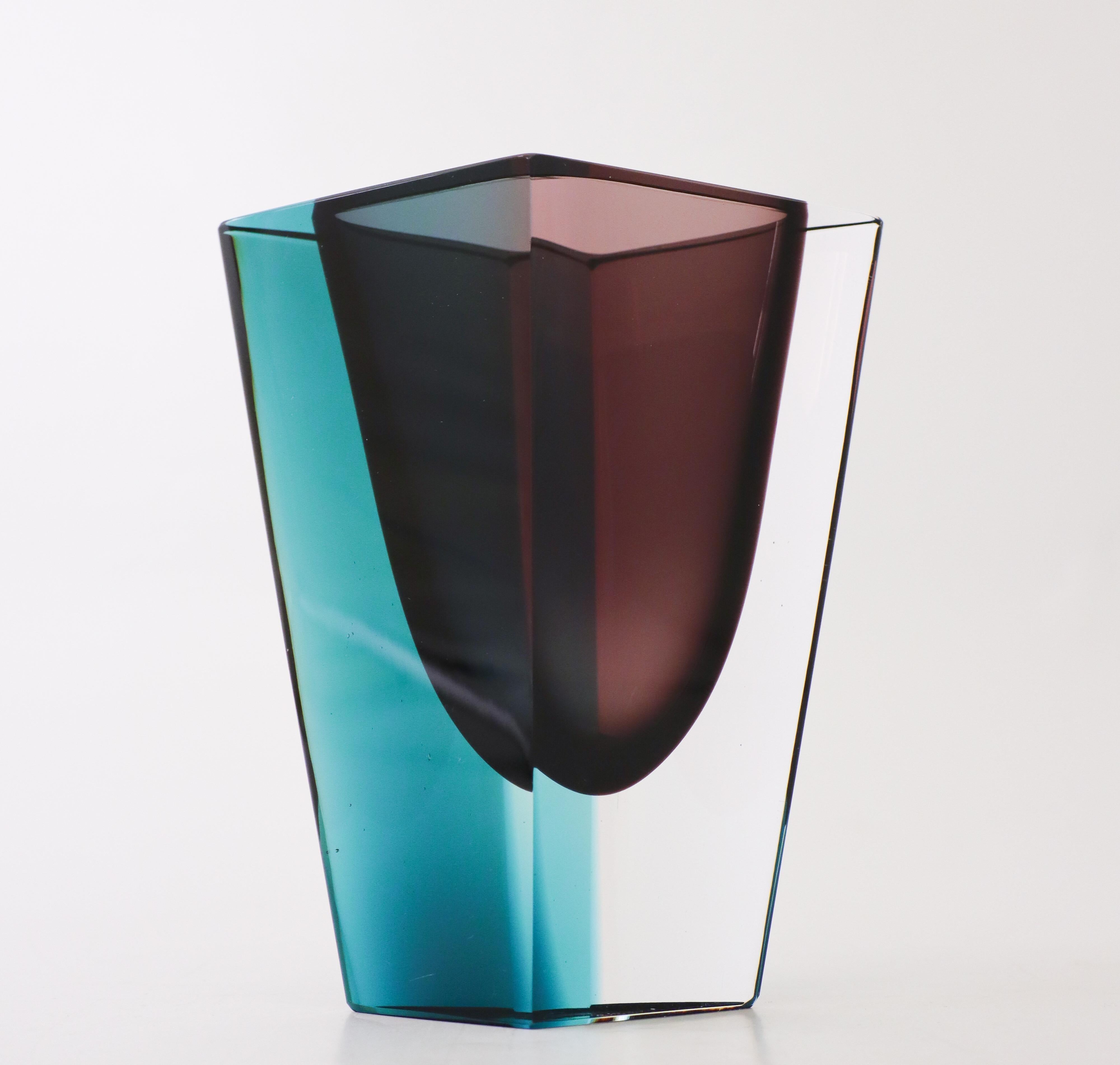 Eine schöne Prisma-Vase aus Glas, die 1960 von Kaj Franck in Nuutajärvi Notsjö in Finnland entworfen wurde. Die Vase ist 16 cm hoch und hat an der Spitze einen Durchmesser von 14 x 8 cm. Es ist in ausgezeichnetem Zustand, abgesehen von ein paar
