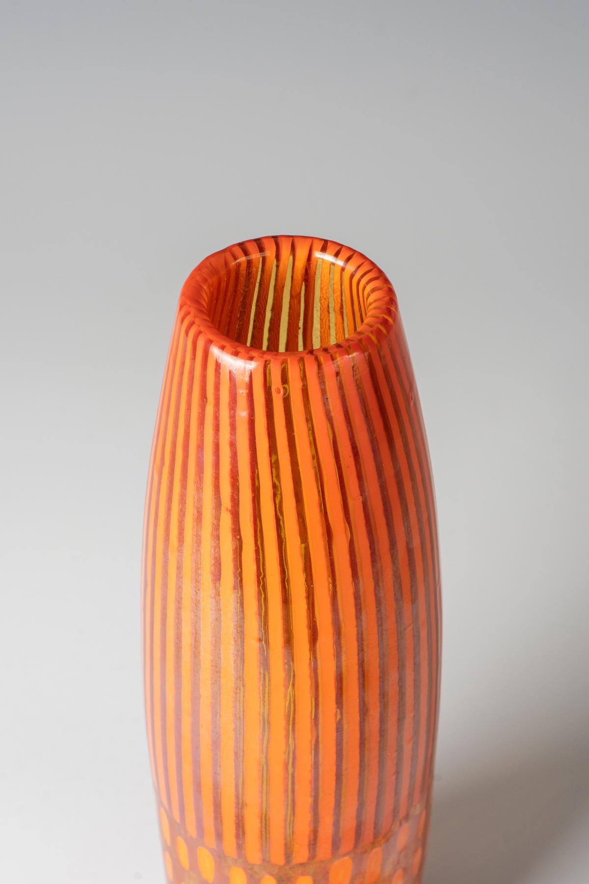 Vaso in vetro con cannes e Thomas Stearns, per Venini, 1962 e crisrallo murrino giallo e ambrato e incolore con nucleo giallo. Superficie con finitura iridata.  Facciate di venezia', una scultura in vetro soffiato, applicato e iridizzato

Thomas