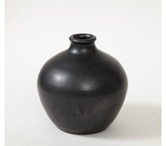 Vaso rotondo in ceramica smaltata nera di Leon Pointu, Francia, 1930 ca.