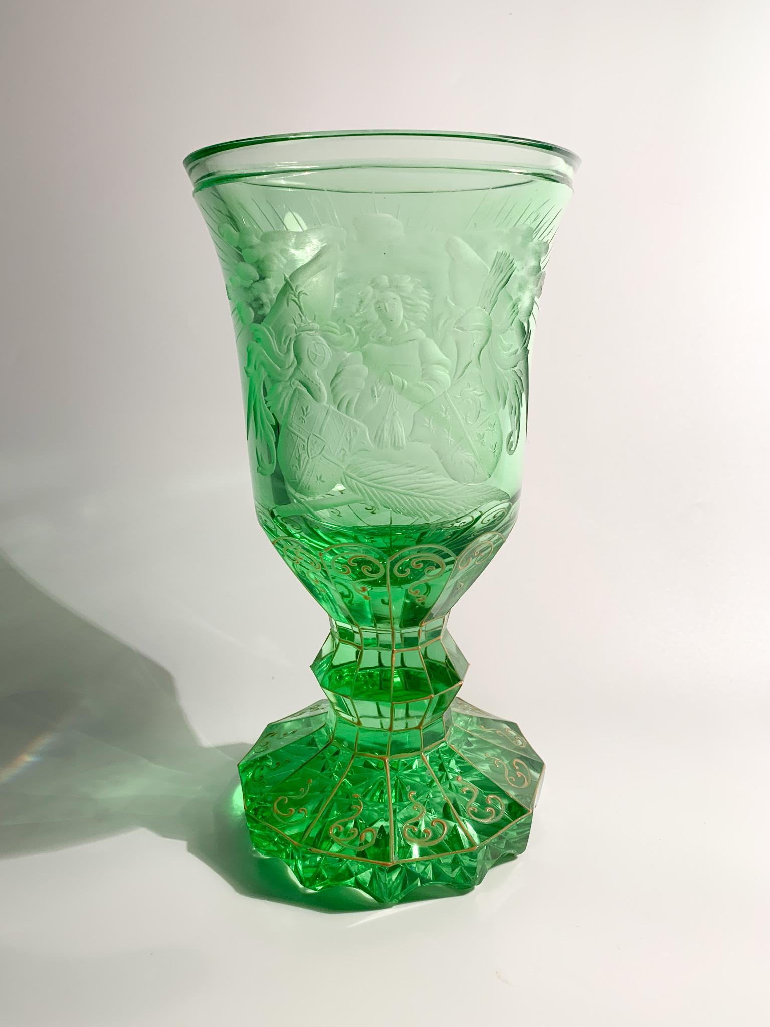 Vase in green Biedermeier crystal, decorated with acid and made in 1800

Ø cm 11,5 h cm 22

Biedermeier is was an artistic movement that developed between 1815 and 1848. The term initially spread as a pejorative. Composed of two words: the