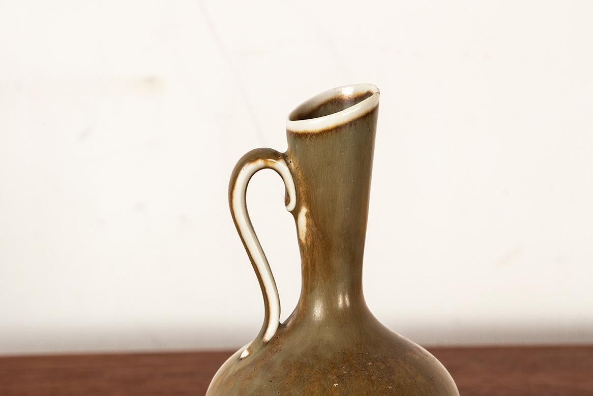 Hervorragender Krug mit einer einzigen Blüte aus khakigrün glasierter Keramik mit weißem Rand an Hals und Henkel, Modell AUQ, monogrammiert und unter dem Boden markiert. Dieses äußerst raffinierte und exquisite Objekt ist in ausgezeichnetem