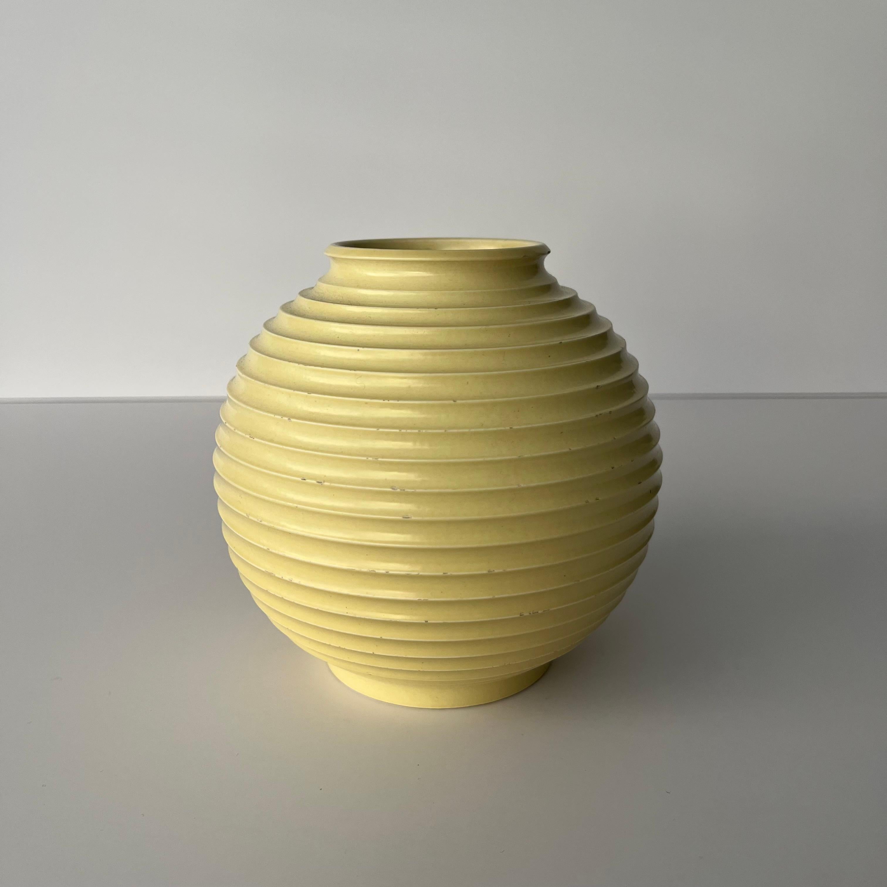 Keith Murray war einer der wichtigsten und einflussreichsten Designer, die in der britischen Keramik- und Glasindustrie zu Beginn des 20.

Vor allem seine keramischen Kollaborationen mit Wedgwood haben ihm ein bleibendes Vermächtnis beschert. Diese