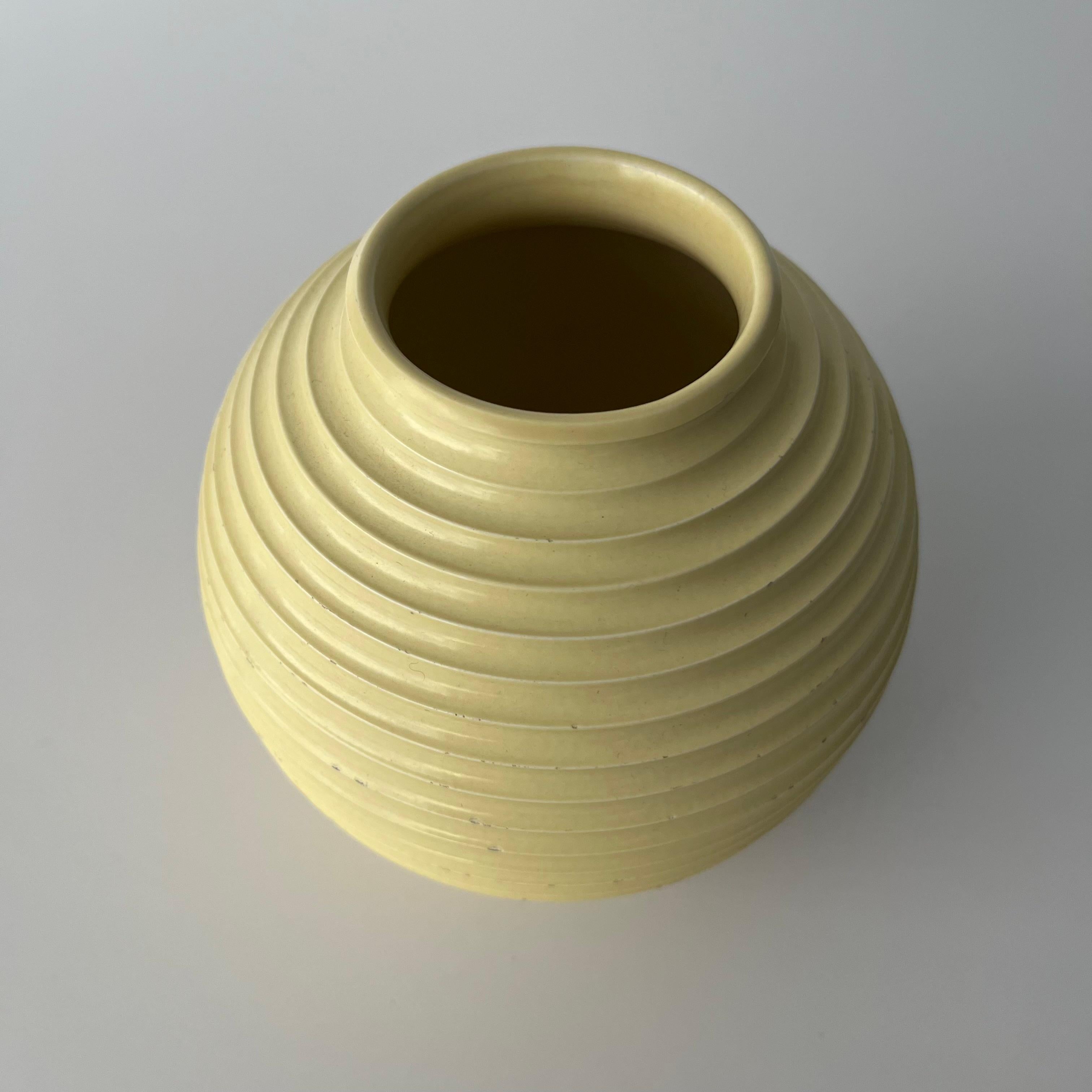 Vase aus mattem Stroh, Design 4316 für Wedgwood (Britisch) im Angebot