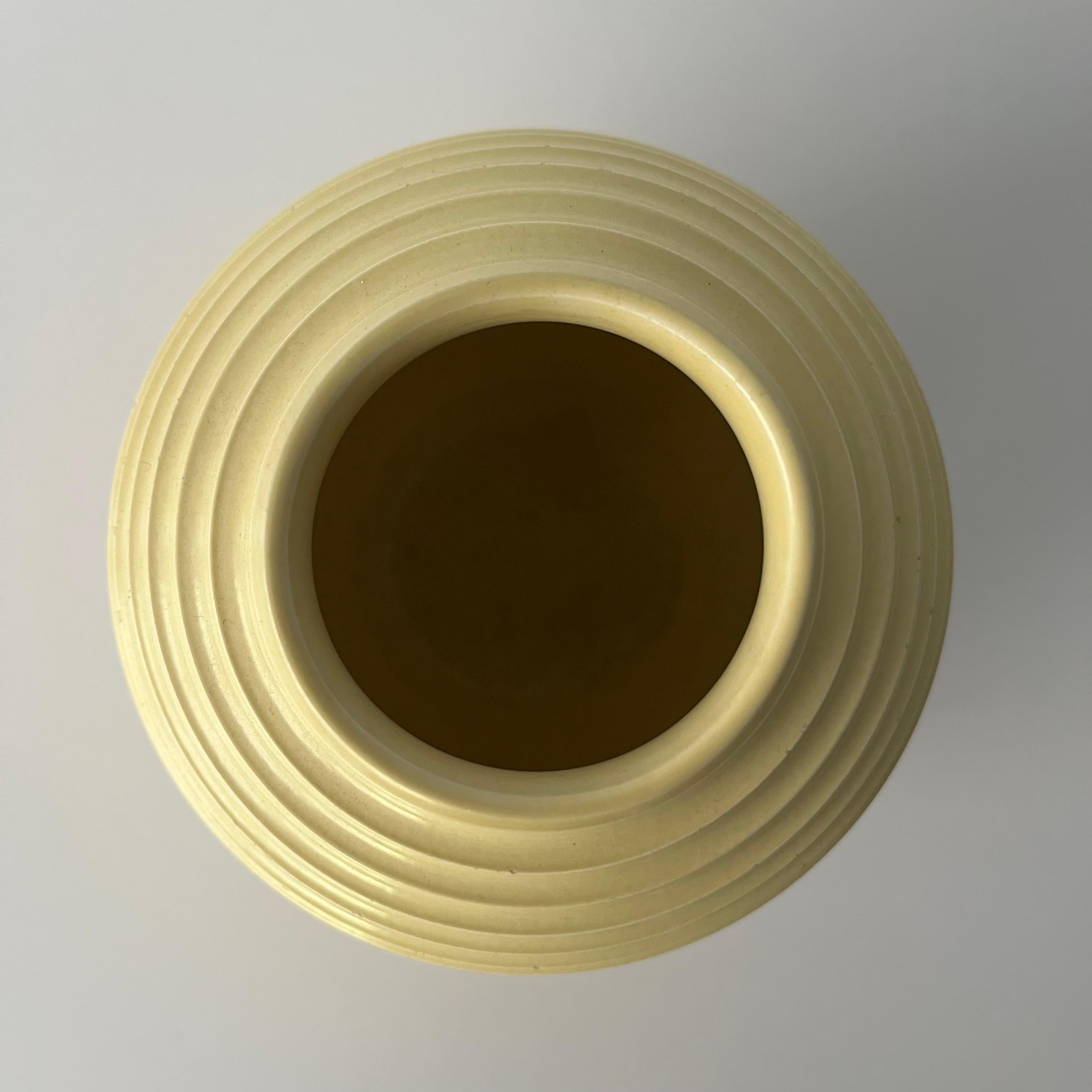 Vase aus mattem Stroh, Design 4316 für Wedgwood (Glasiert) im Angebot