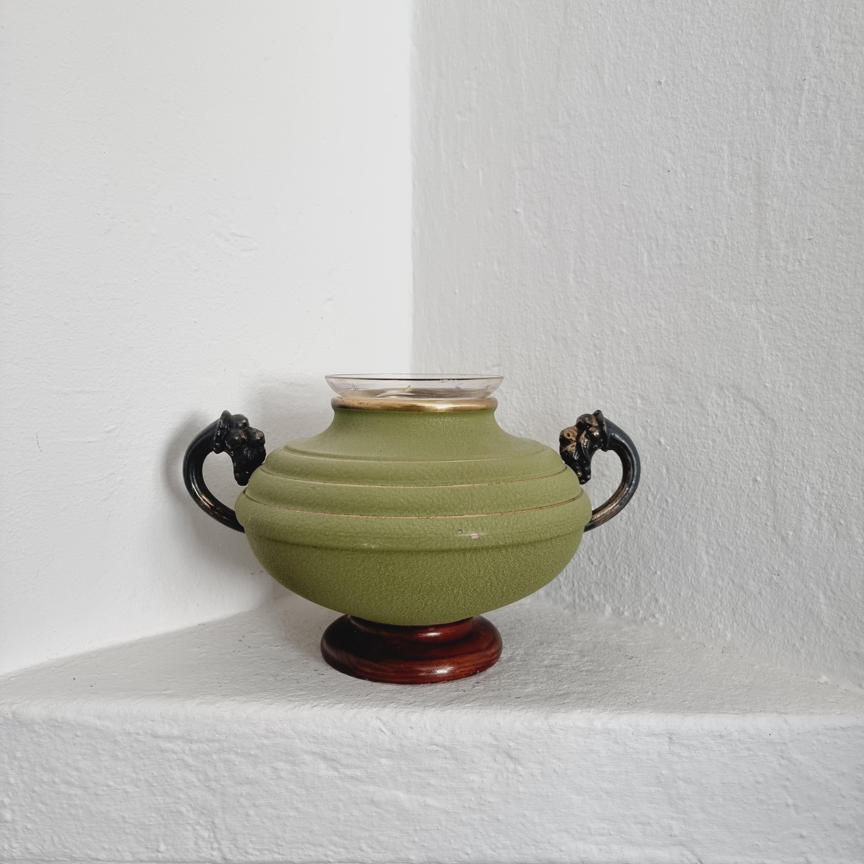 Art déco Vase en métal, bois et verre gravé. Grace suédoise, années 1930.  en vente