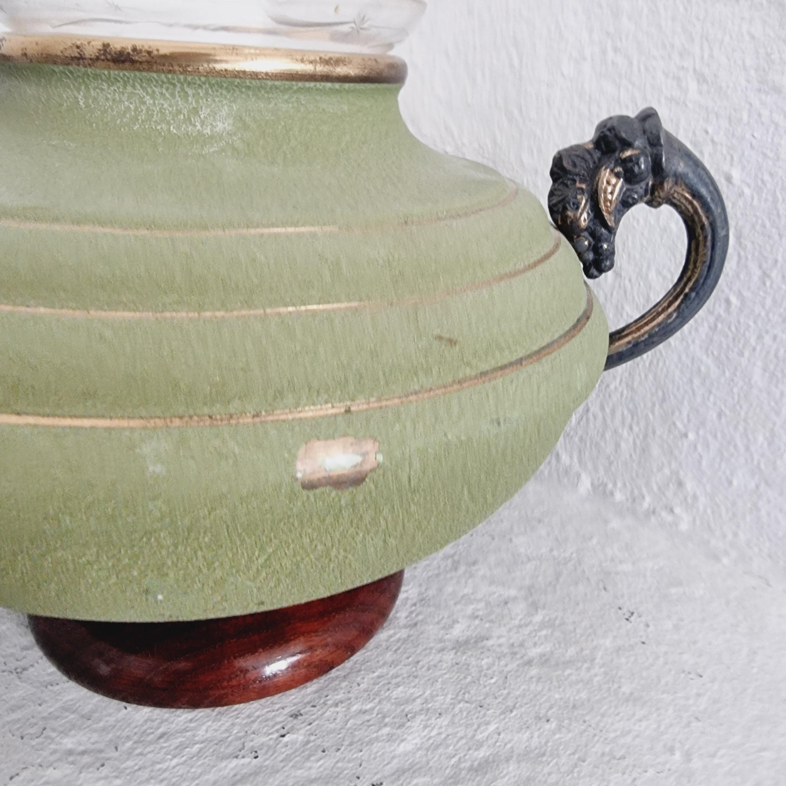 Gravé Vase en métal, bois et verre gravé. Grace suédoise, années 1930.  en vente