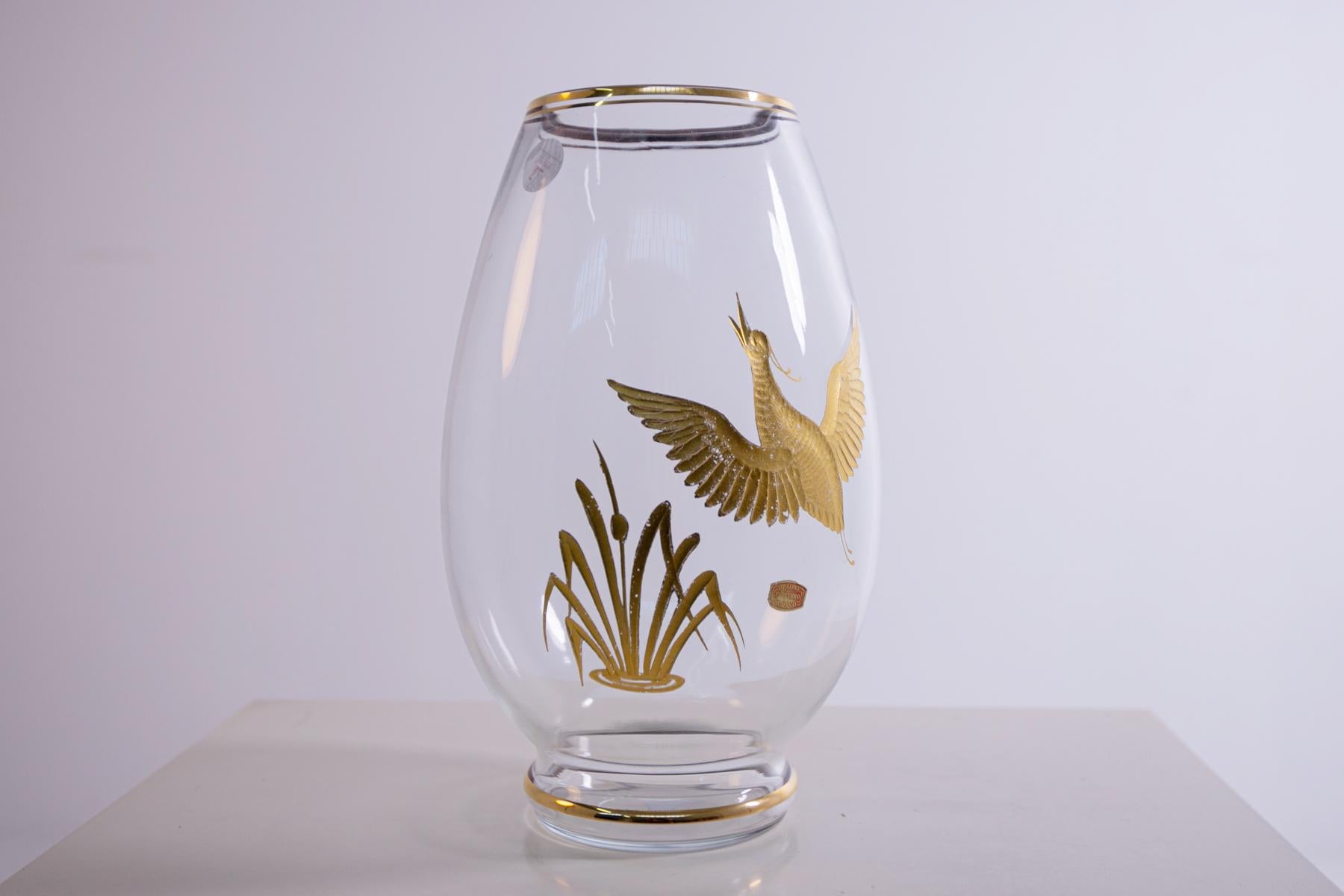 Vase transparent en verre de Murano réalisé par les frères Opaline Ferro pour Finzi en 1950. Marqué sur la base et sur le label original.
Le vase de Murano a été réalisé avec des techniques spéciales de traitement du verre soufflé et comporte des
