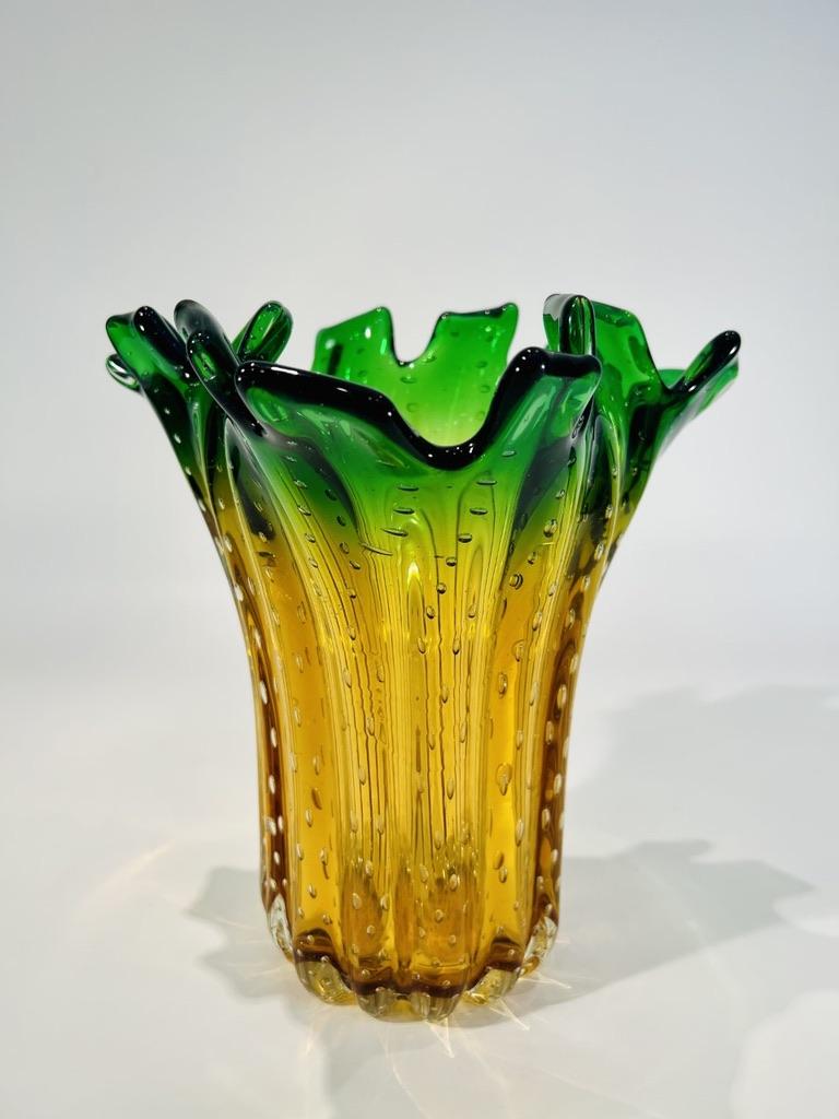 Incroyable et grand vase bicolore en verre de Murano attribué à Fratelli Toso circa 1950