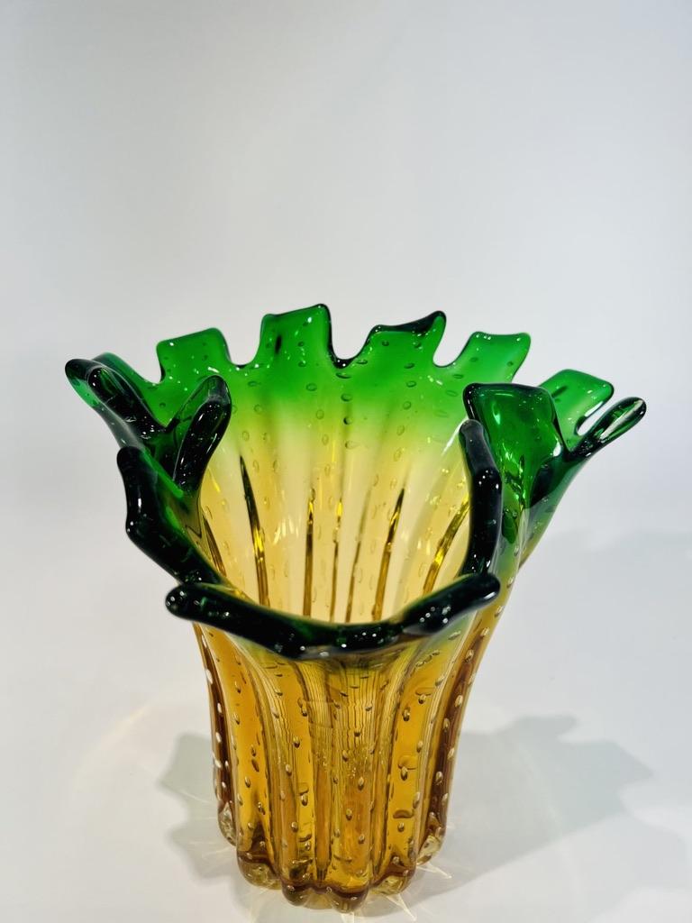 Style international Vase en verre de Murano bicolore attribué à Fratelli Toso circa 1950 en vente