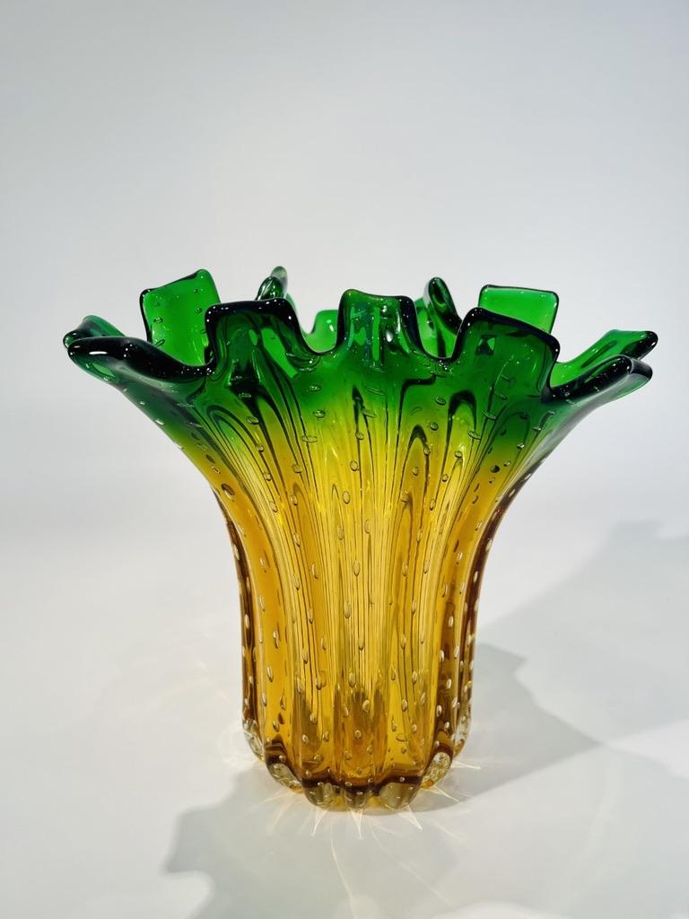italien Vase en verre de Murano bicolore attribué à Fratelli Toso circa 1950 en vente