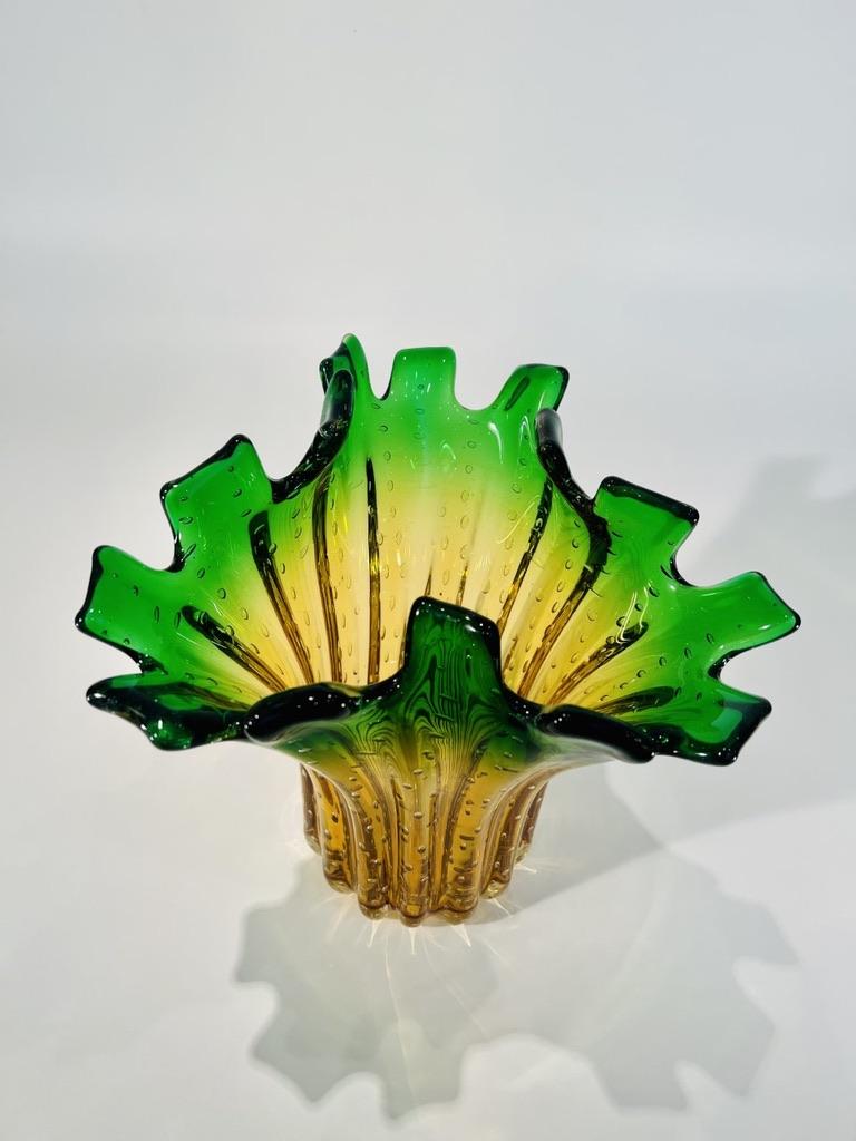 Autre Vase en verre de Murano bicolore attribué à Fratelli Toso circa 1950 en vente
