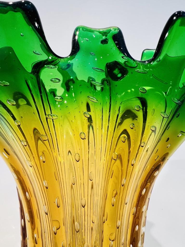 Vase in Murano Glass bicolor attributed to Fratelli Toso circa 1950 In Excellent Condition For Sale In Rio De Janeiro, RJ