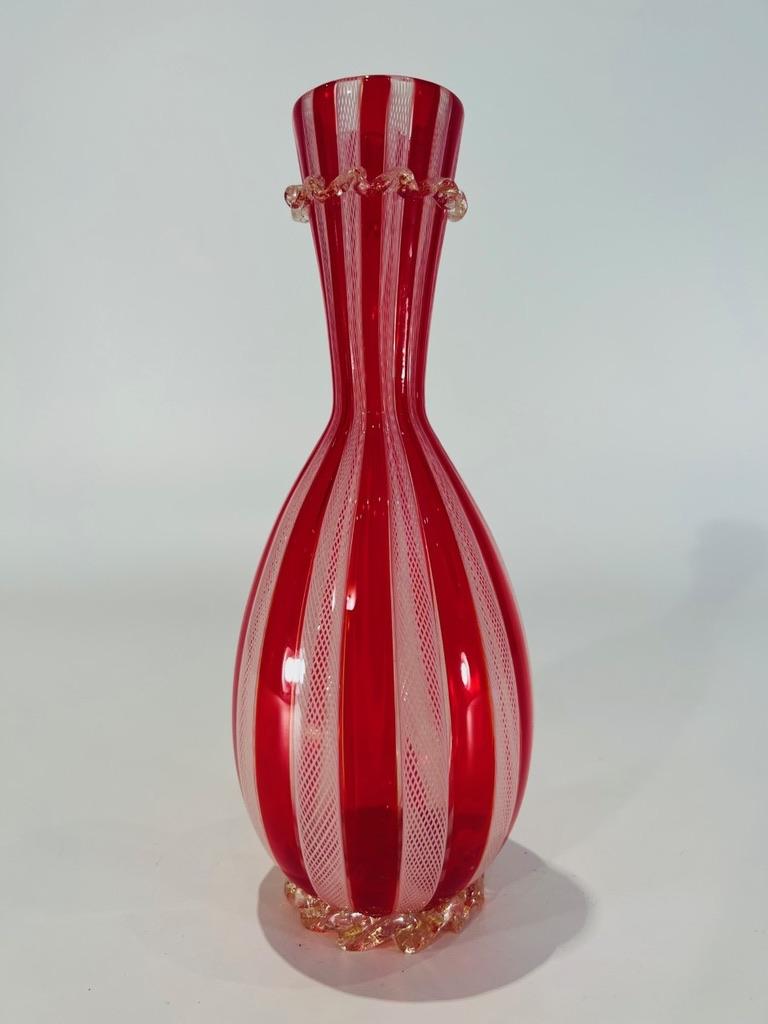 Increíble jarrón de cristal de Murano realizado por Dino Martens para Aureliano Toso hacia 1950 con aplicaciones de cristal y oro.
