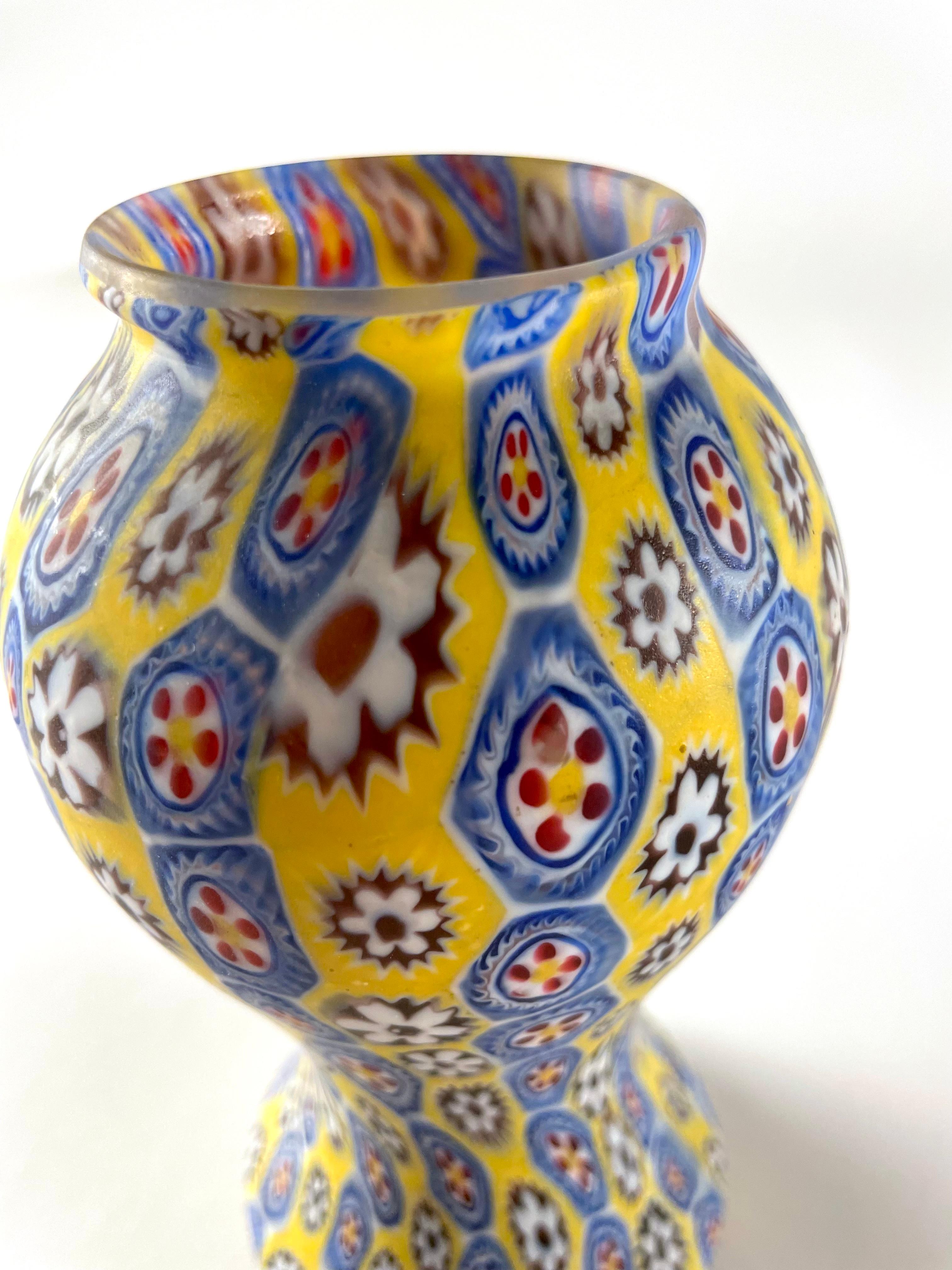 Eine klassische Vase aus Murrina Millefiori von Fratelli Toso. Dieses klassische Design stammt von Anfang der 50er Jahre und zeigt die echte Handwerkskunst, die Fratelli Toso berühmt gemacht hat. Dieses Stück wurde in sorgfältiger Handarbeit in der