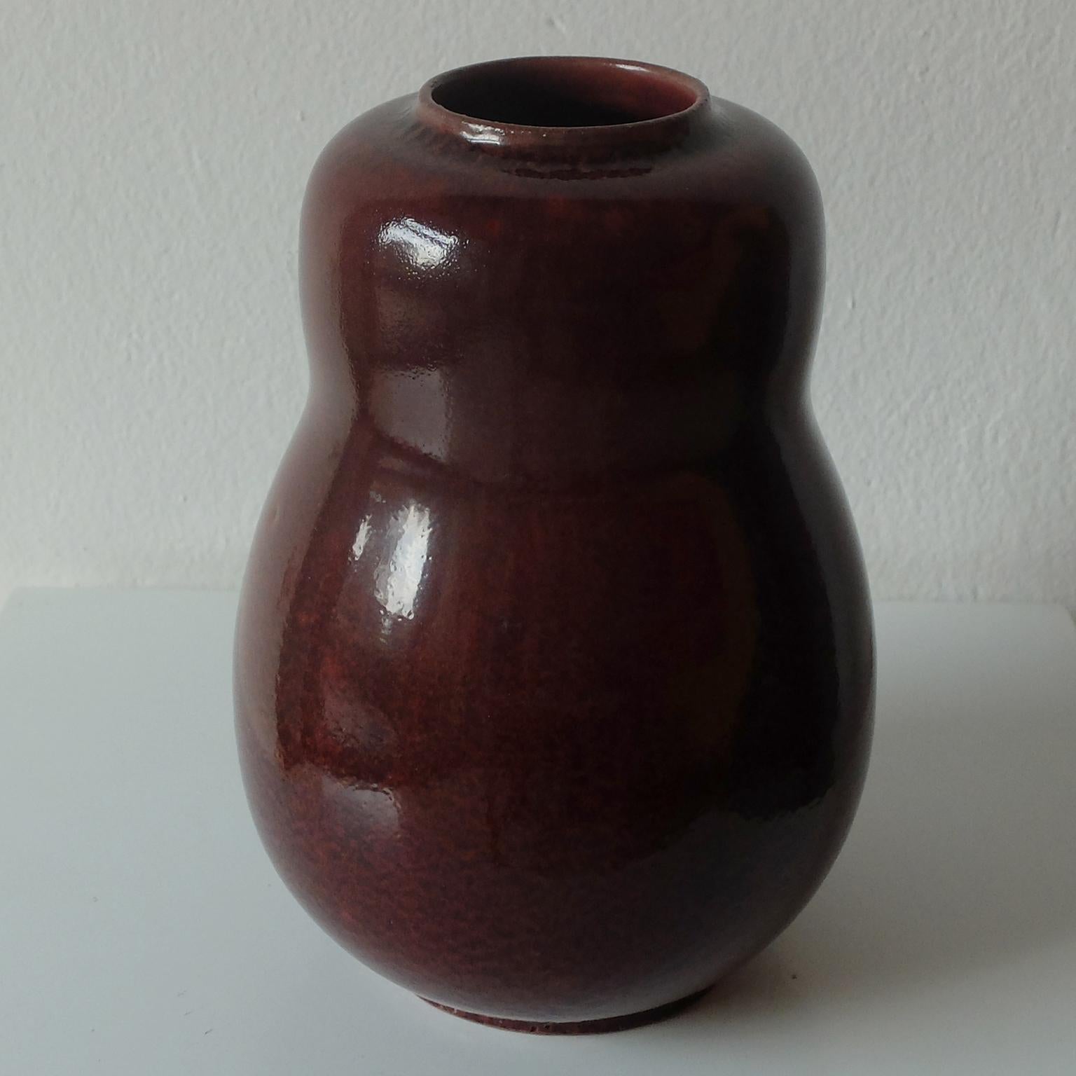 Carl Hallier for Royal Copenhagen
Danish mid-century vase in oxblood glaze
1940s.



Please note : the 