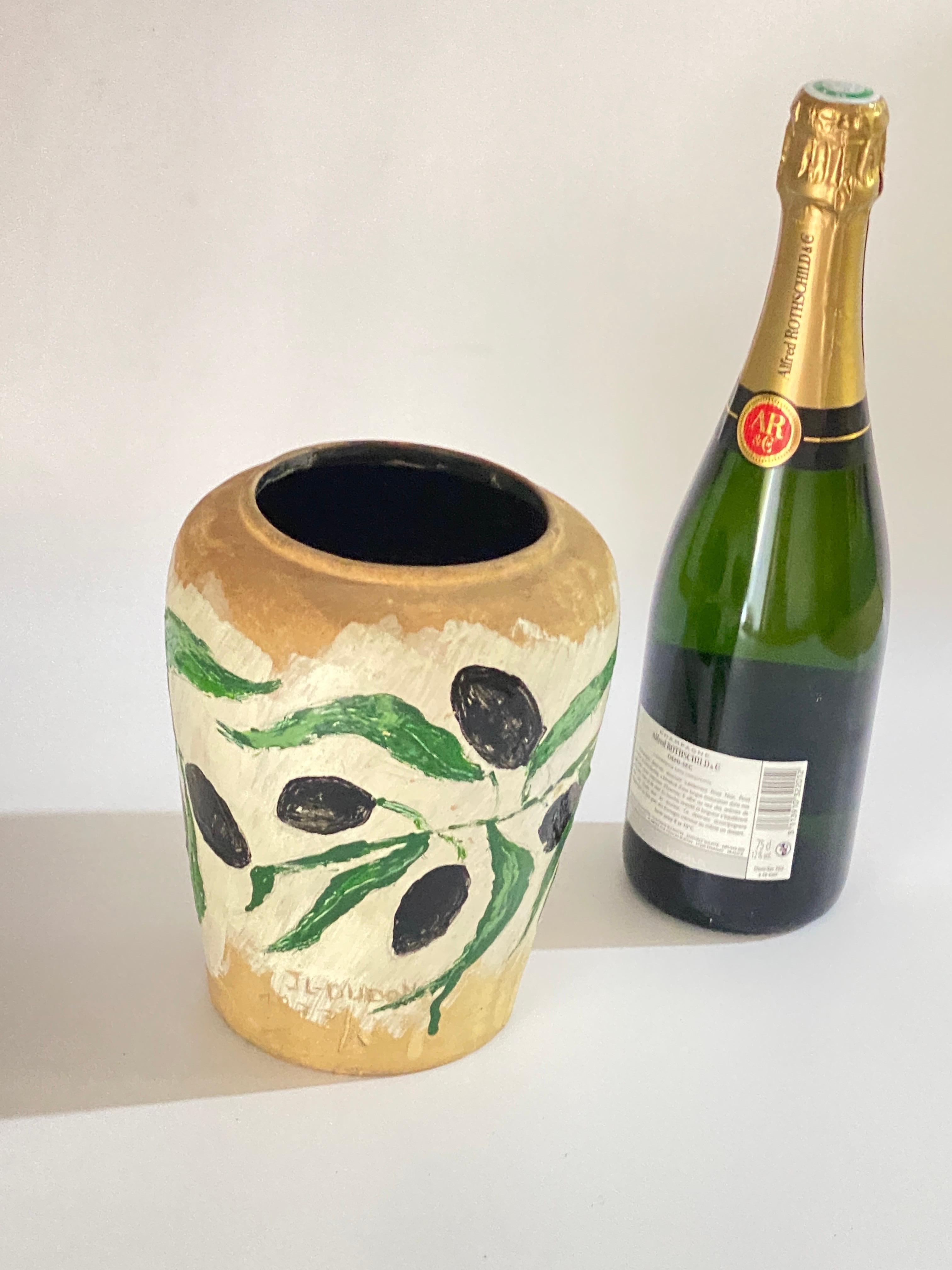 It is a ceramic vase, which has been painted by hand. It is signed by the artist, and dated 1977. This vase was made in Vallauris in France, in the care of the 70s and 80s. The dominant colors are white, green and black.