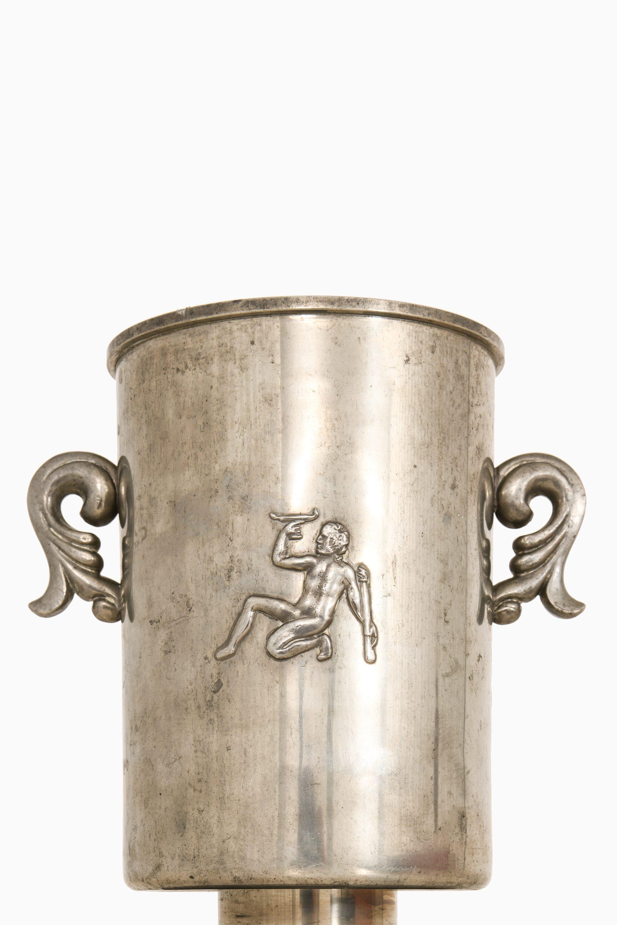 Vase en étain, 1936

Informations supplémentaires :
MATERIAL : Étain
Produit par Eskilstuna Metallindustri AB en Suède
Dimensions (L x P x H) : 18,5 x 12 x 19 cm