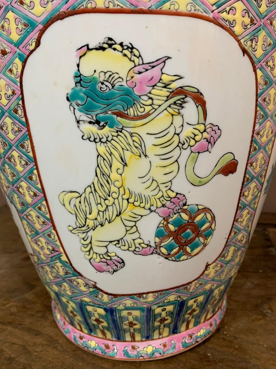 Vase en porcelaine de Canton du début du XXe siècle en vente 7