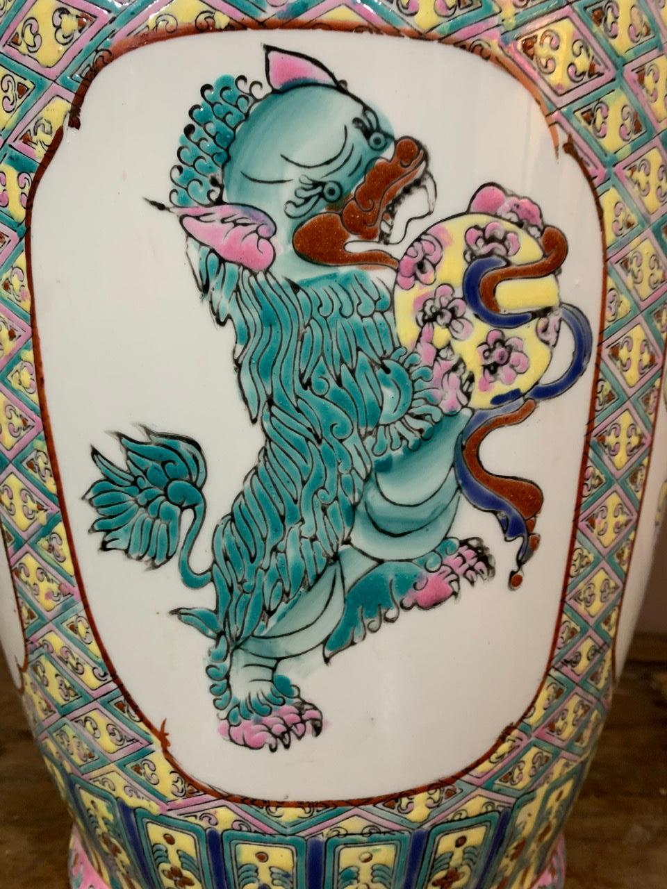 Vase en porcelaine de Canton du début du XXe siècle en vente 10