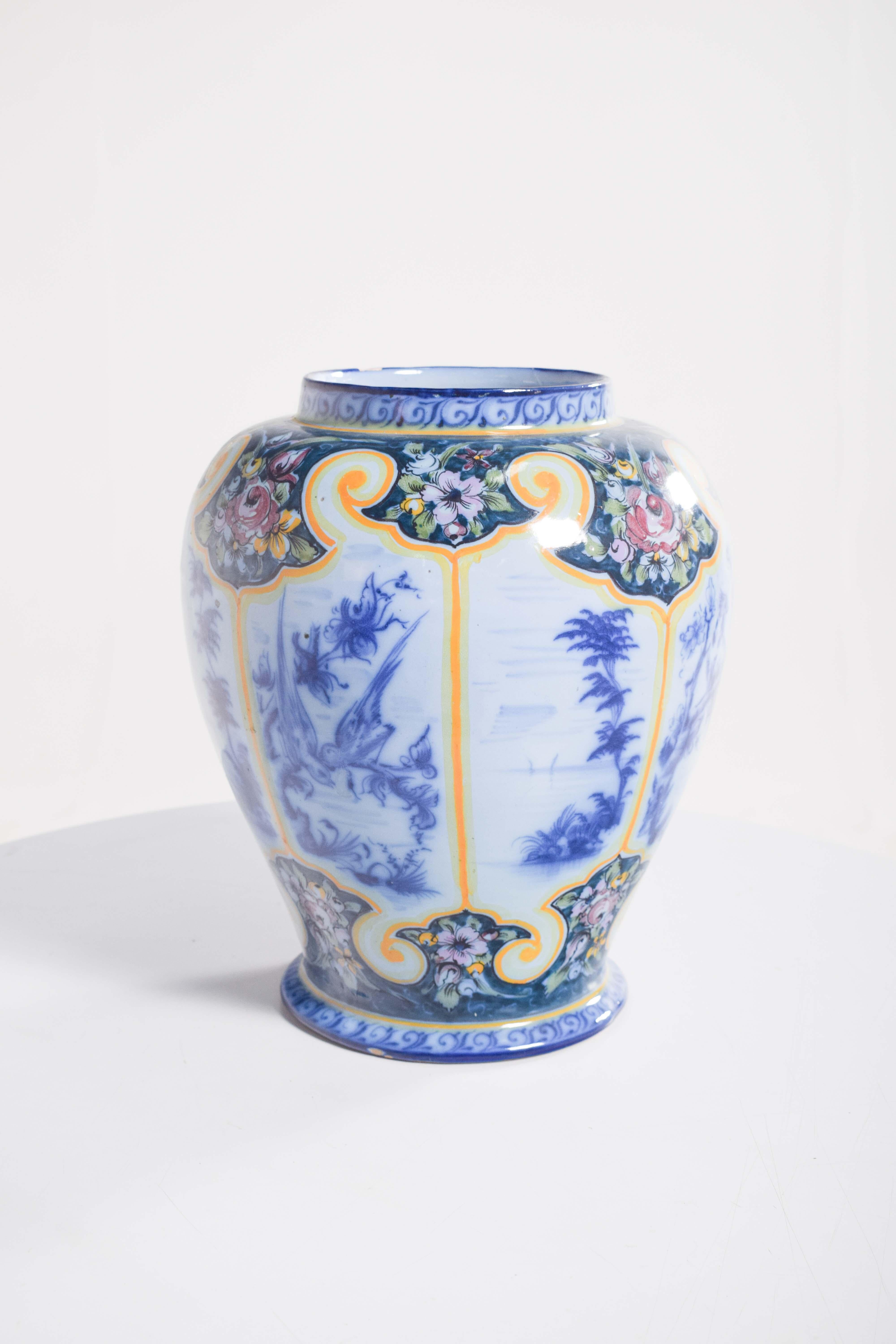 Questo splendido vaso in ceramica portoghese, proveniente da Alcobaça e contrassegnato dalla scritta 