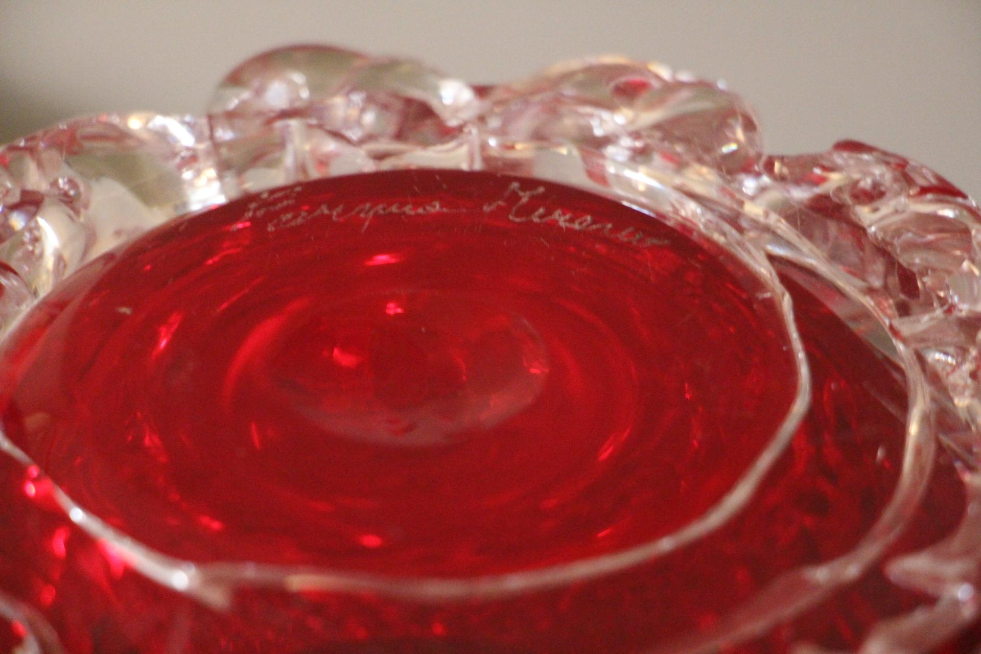 Vase aus rubinrotem Murano Glas mit Rostrato Spikes Dekor im Angebot 3