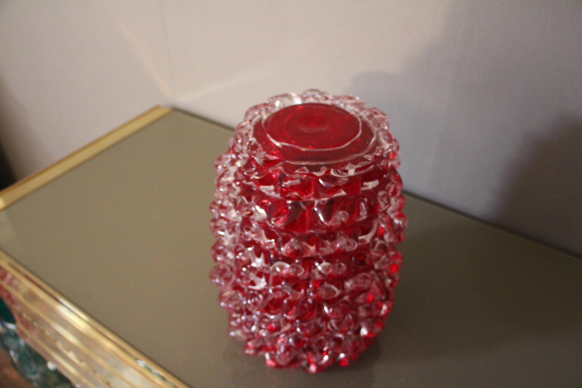 Vase aus rubinrotem Murano Glas mit Rostrato Spikes Dekor im Angebot 4