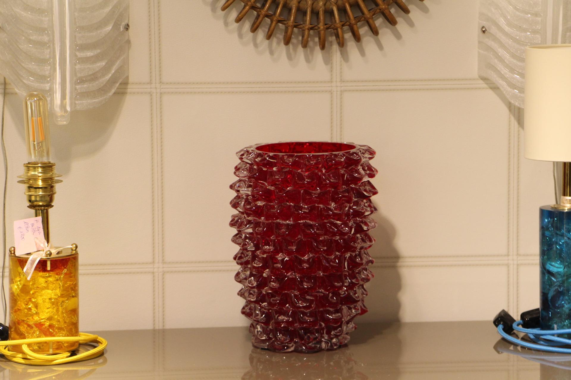 Jarrón de cristal de Murano rojo rubí con decoración de espigas rostrato en venta 7