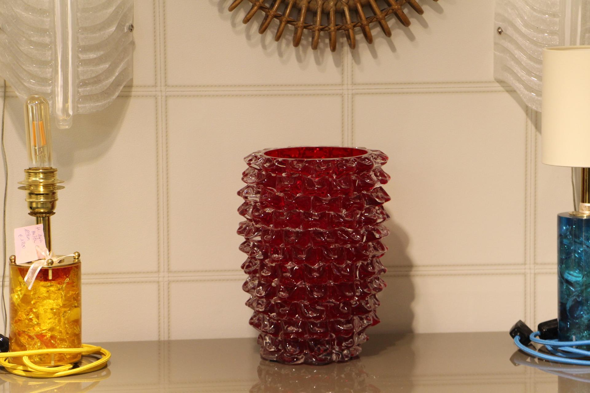 Vase aus rubinrotem Murano Glas mit Rostrato Spikes Dekor im Angebot 7