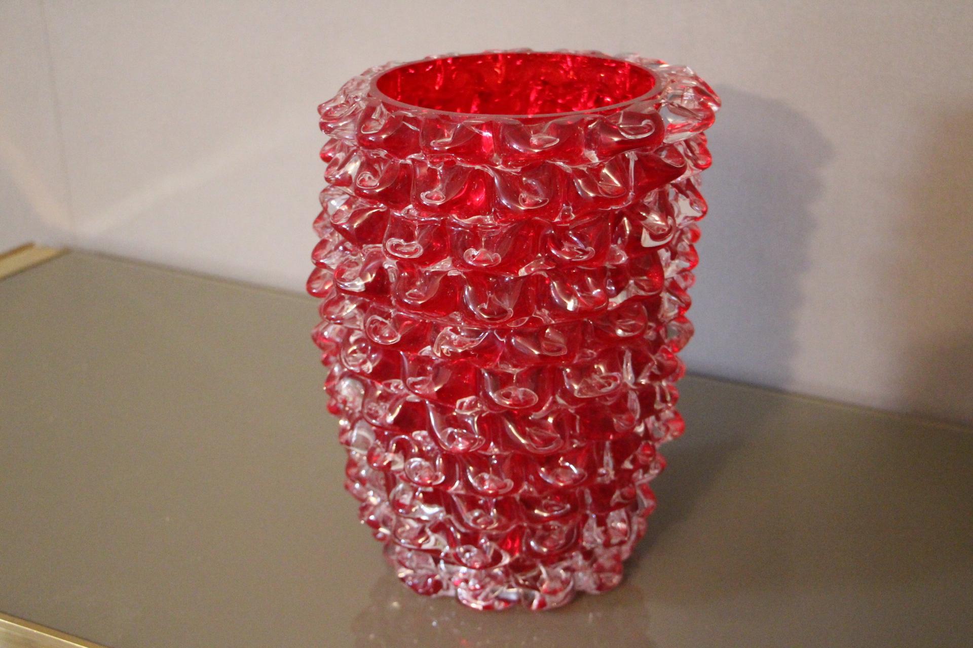 Vase aus rubinrotem Murano Glas mit Rostrato Spikes Dekor (Italienisch) im Angebot