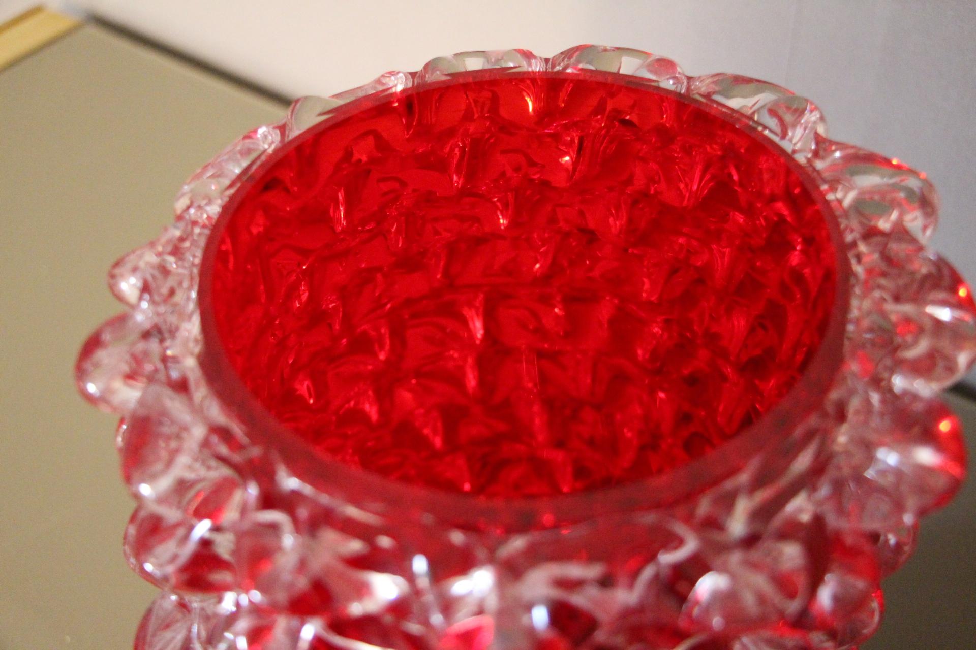 Jarrón de cristal de Murano rojo rubí con decoración de espigas rostrato siglo XX en venta