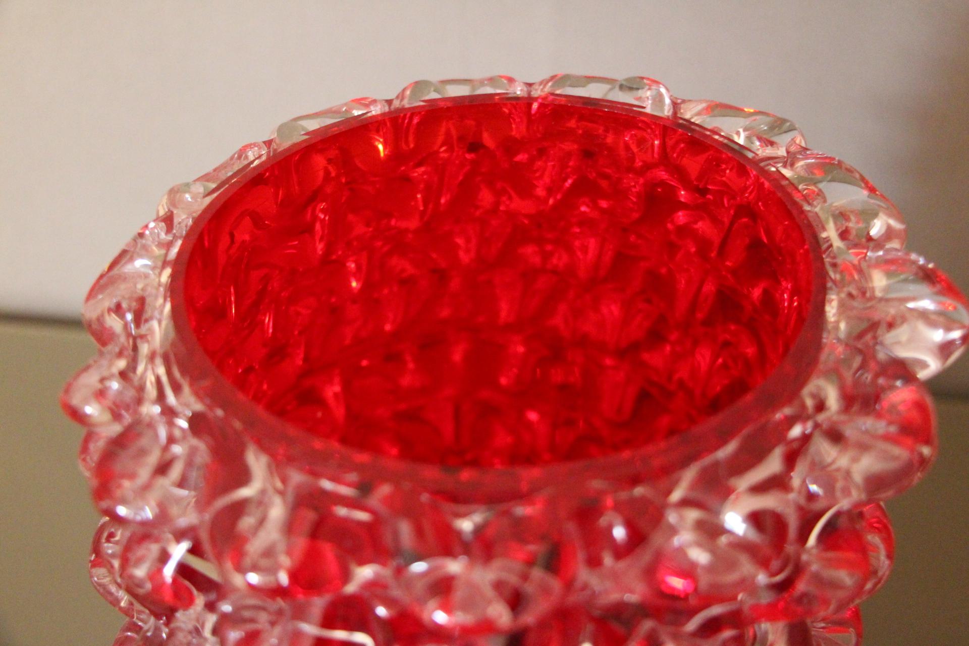 Vase aus rubinrotem Murano Glas mit Rostrato Spikes Dekor (Muranoglas) im Angebot