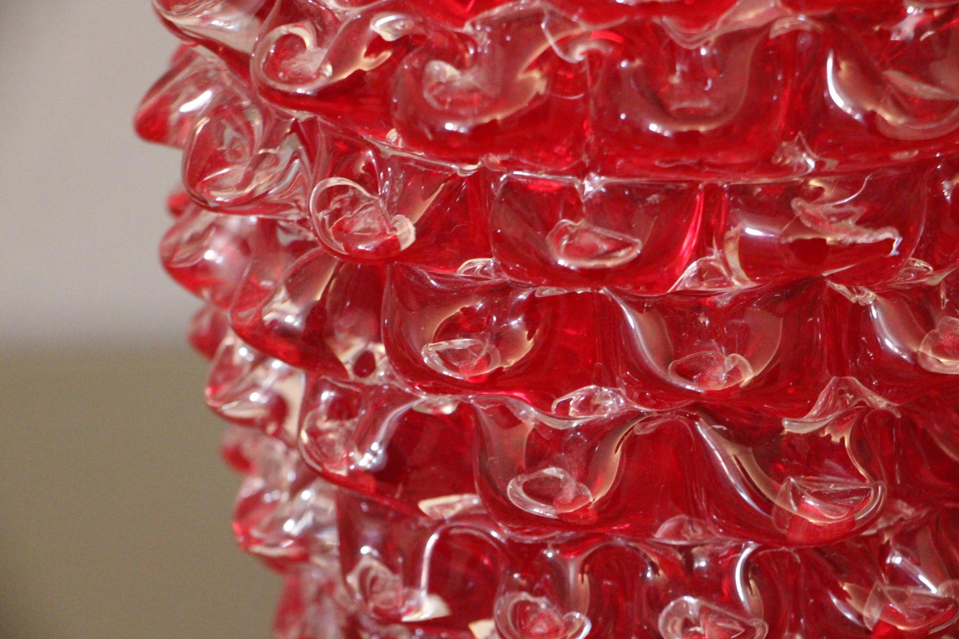 Jarrón de cristal de Murano rojo rubí con decoración de espigas rostrato en venta 2