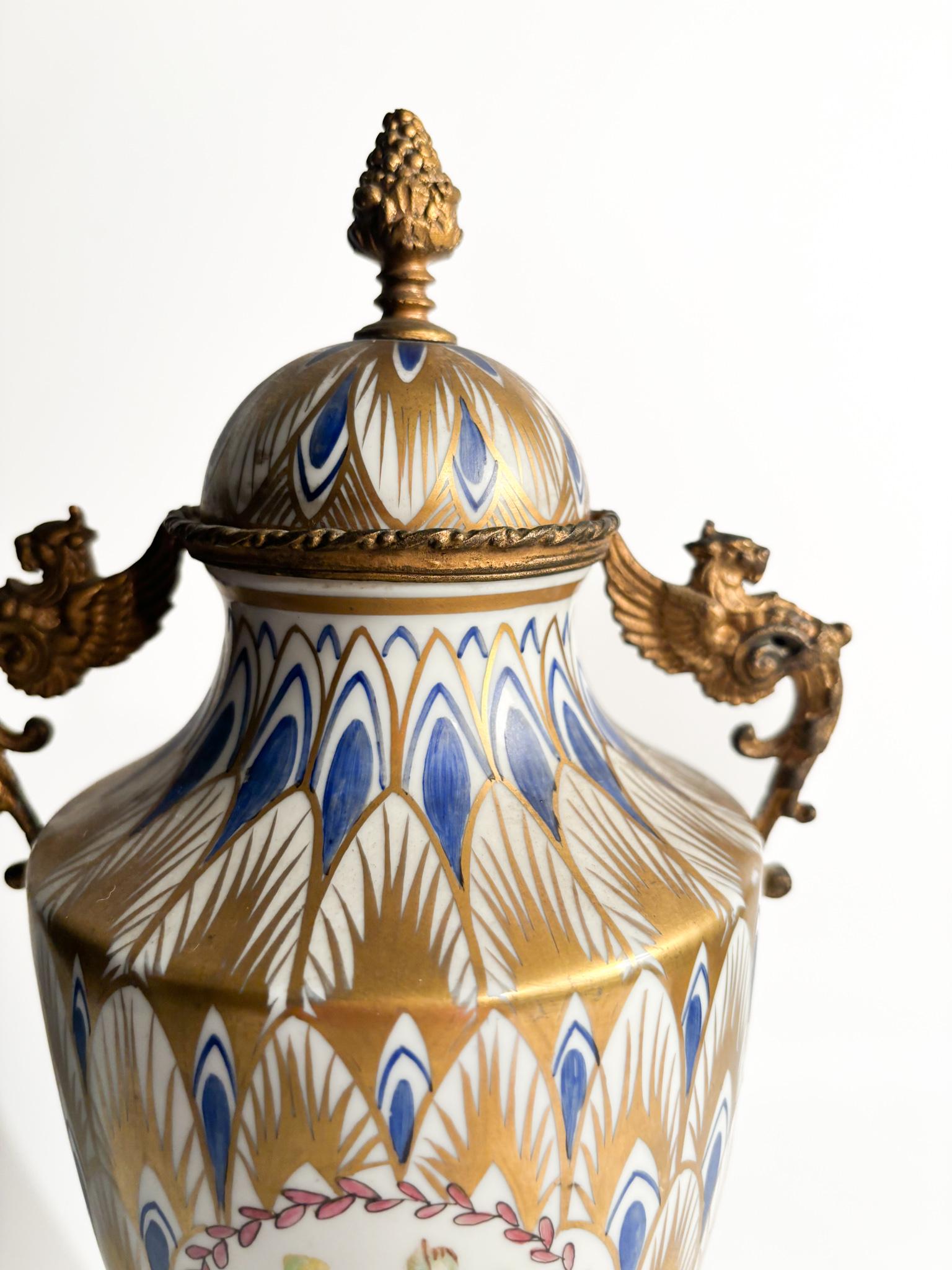Vase in Sevres porcelain and hand-painted bronze made in 1800

Ø cm 15 h cm 32

The Sèvres ceramics are one of the most famous ceramic manufacturers in all of Europe, born in France in the 18th century. From the beginning the production stood out