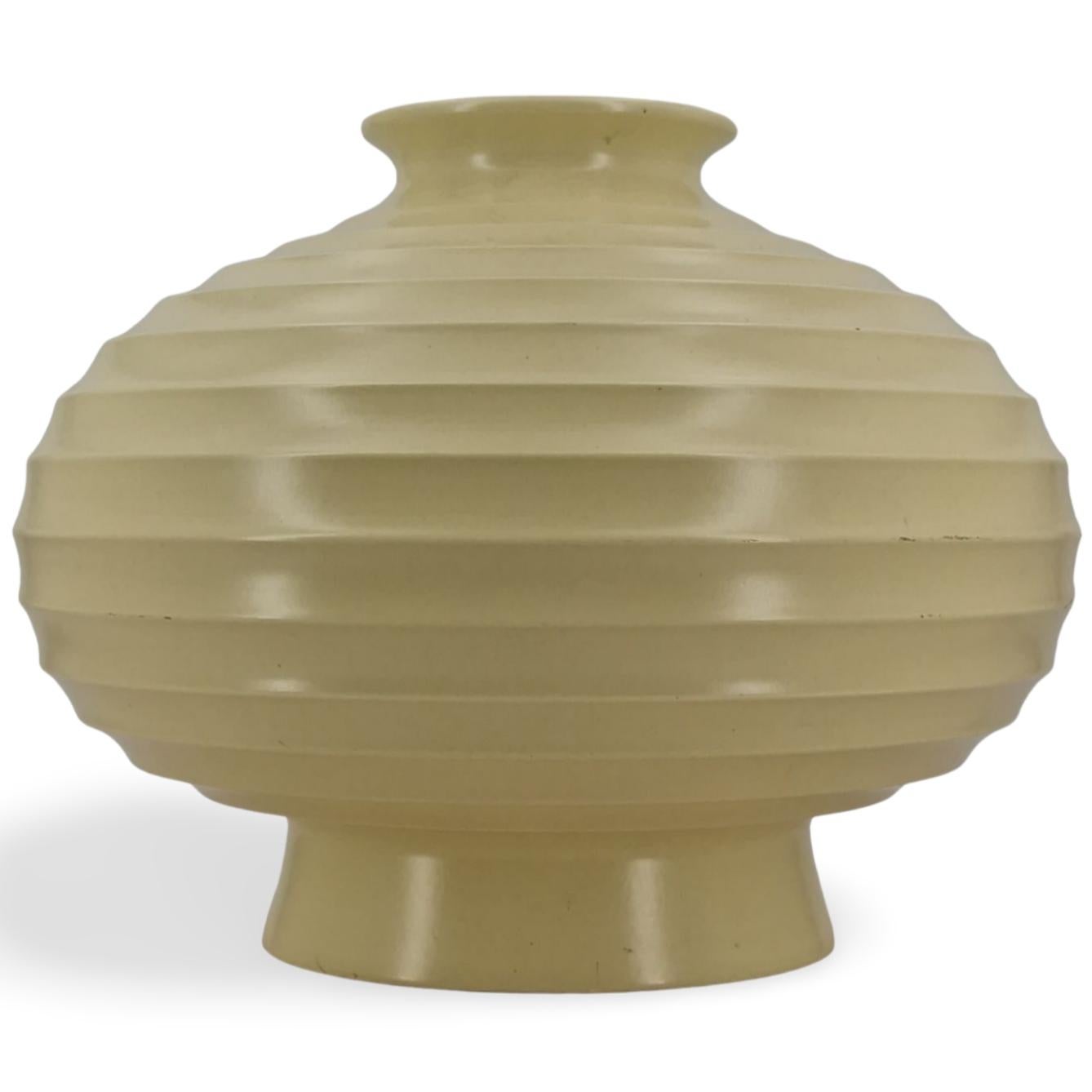 Jarrón con forma 3988, de Keith Murray para Wedgwood, hacia 1935 Art Decó en venta