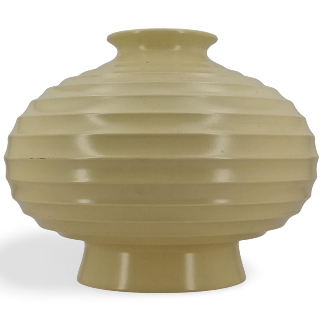 Jarrón con forma 3988, de Keith Murray para Wedgwood, hacia 1935 Transformado en venta