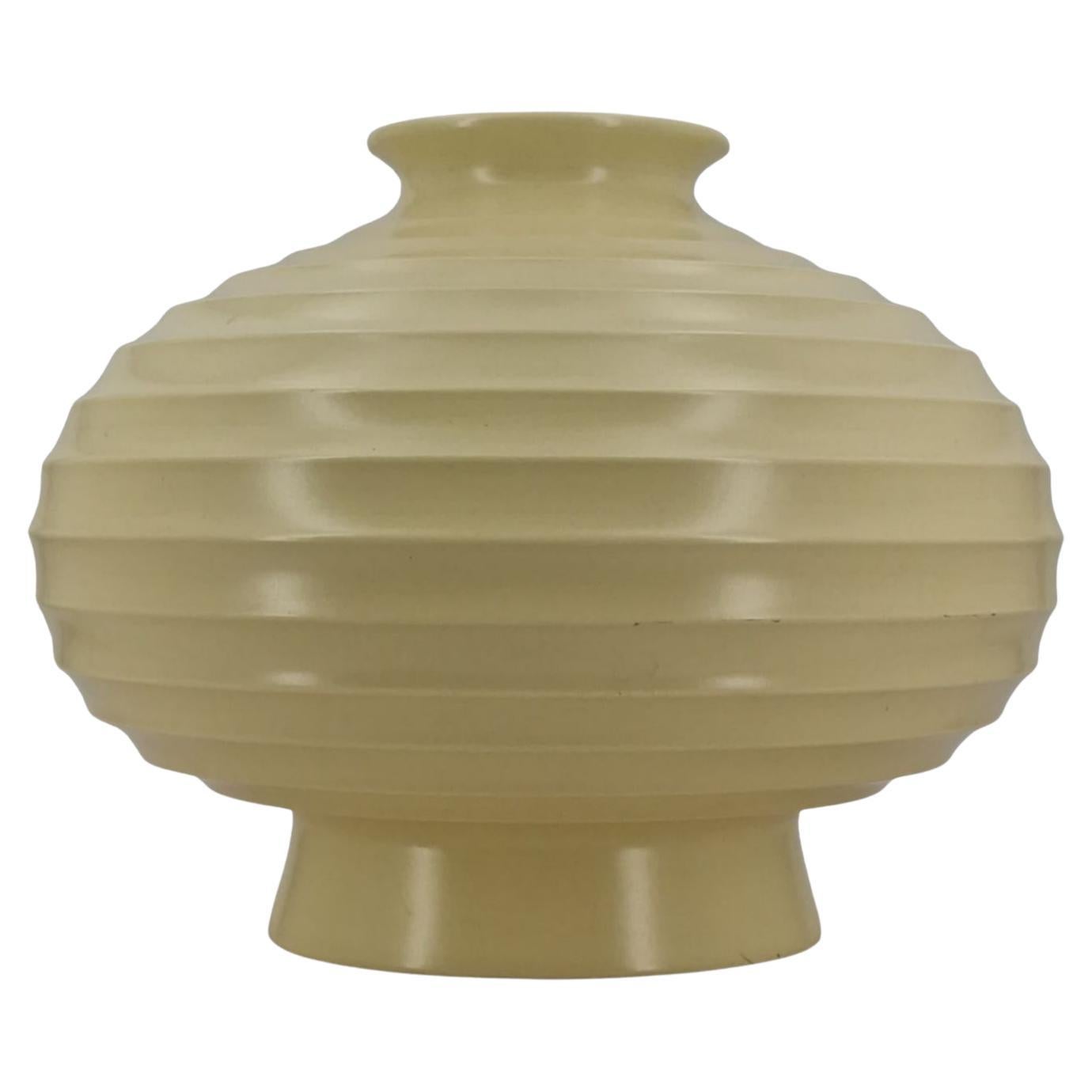 Jarrón con forma 3988, de Keith Murray para Wedgwood, hacia 1935 en venta