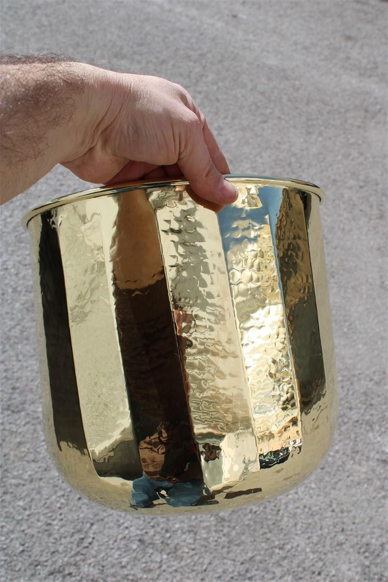 Vase aus massivem Messing Italien 1970er Jahre gehämmert, Farbe Gold (Moderne der Mitte des Jahrhunderts) im Angebot